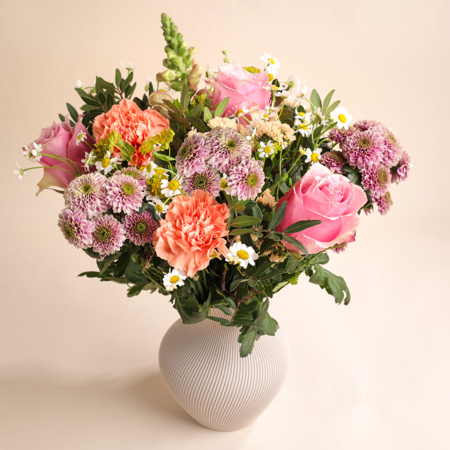 Vase arrondi rainuré en PLA recyclé – idéal pour bouquets modernes