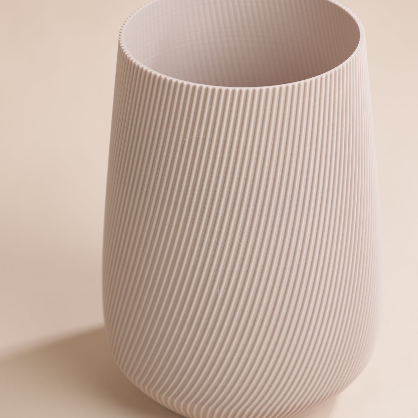 Bouquet Happy avec dahlias roses et rouges, delphiniums bleus et vase Lumi design