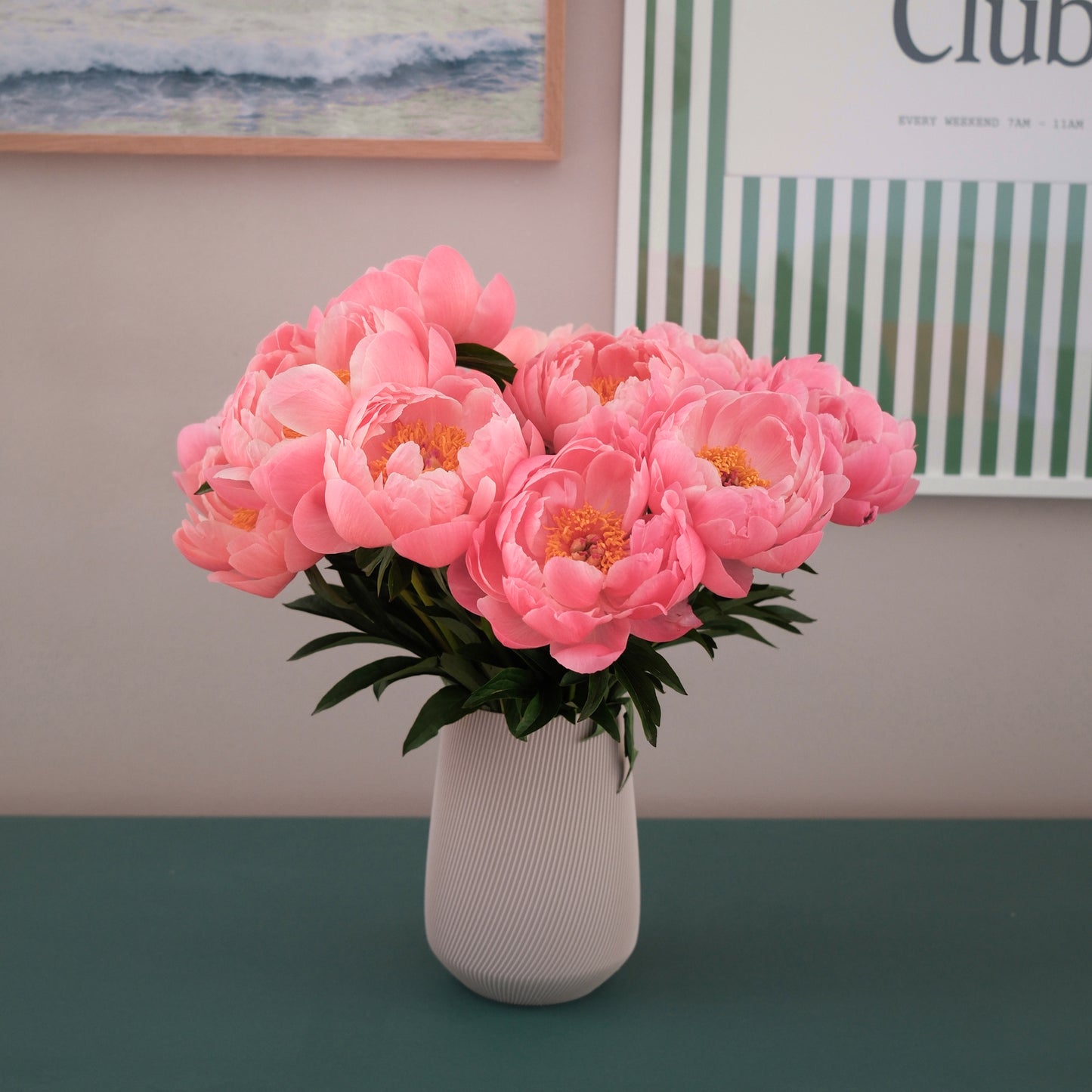 Bouquet de pivoines fraîches avec vase Fjord beige