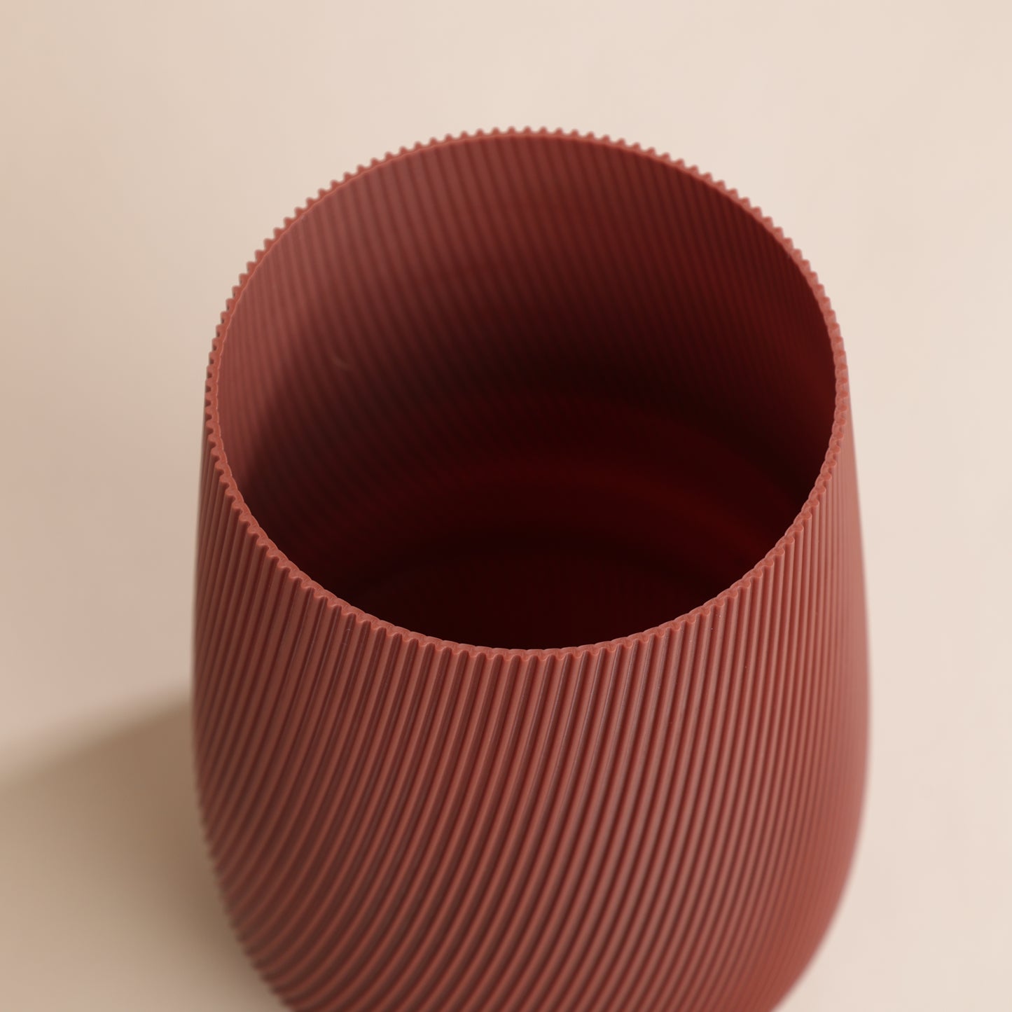 Vase élégant avec rainures verticales – parfait pour bouquets de fleurs