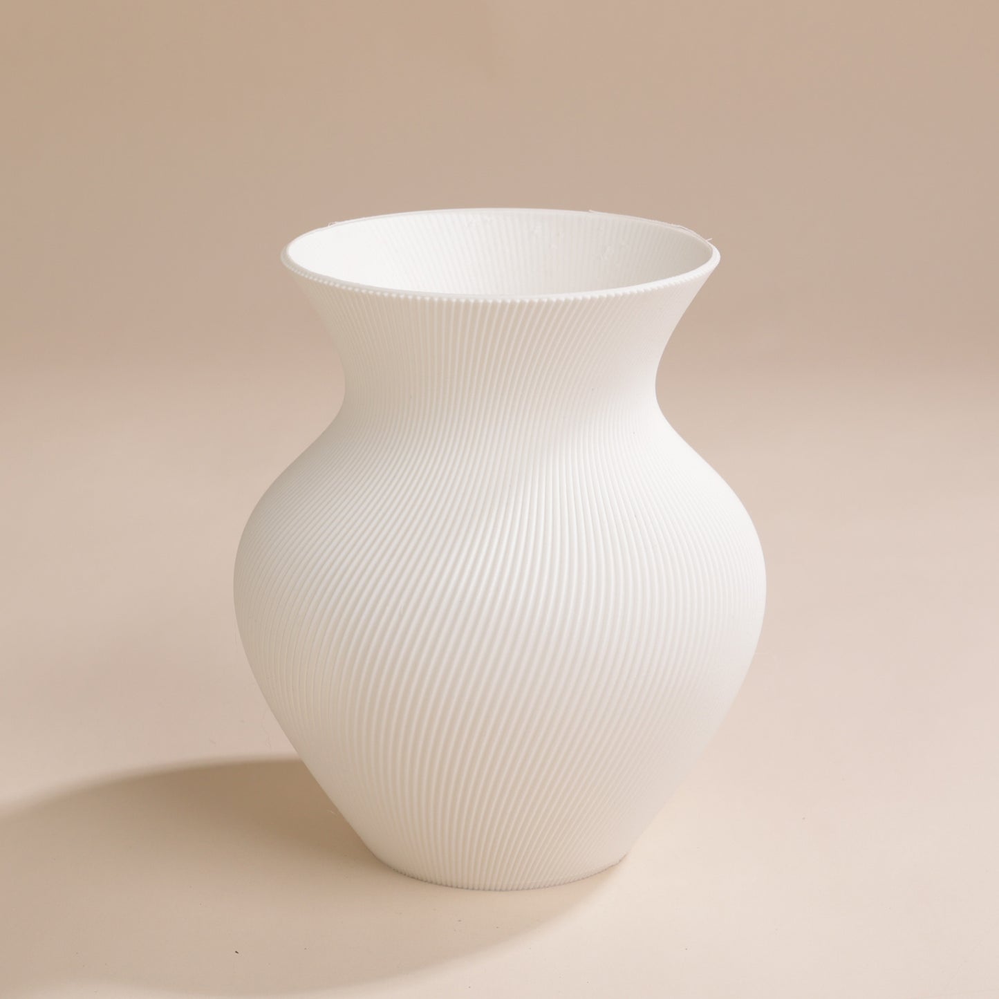 Vase arrondi rainuré en PLA recyclé – idéal pour bouquets modernes