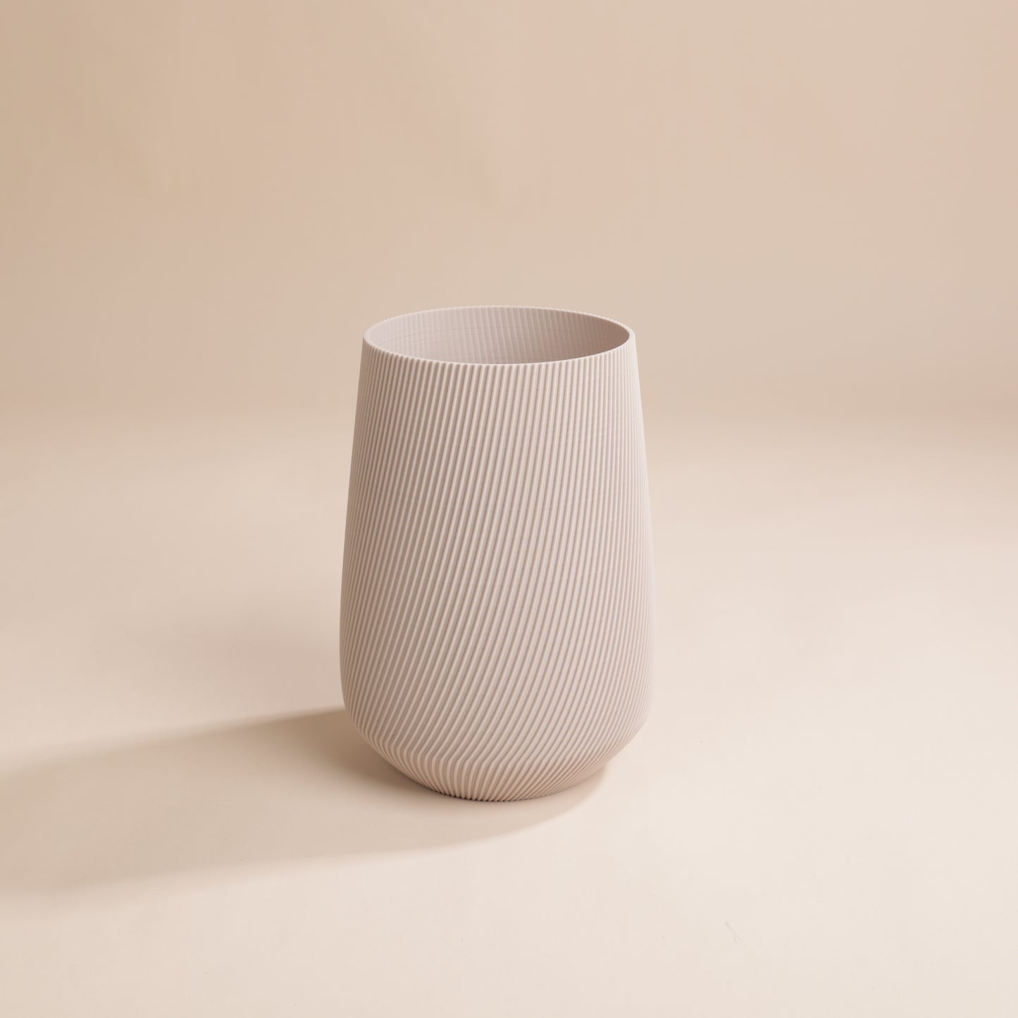 Vase élégant avec rainures verticales – parfait pour bouquets de fleurs