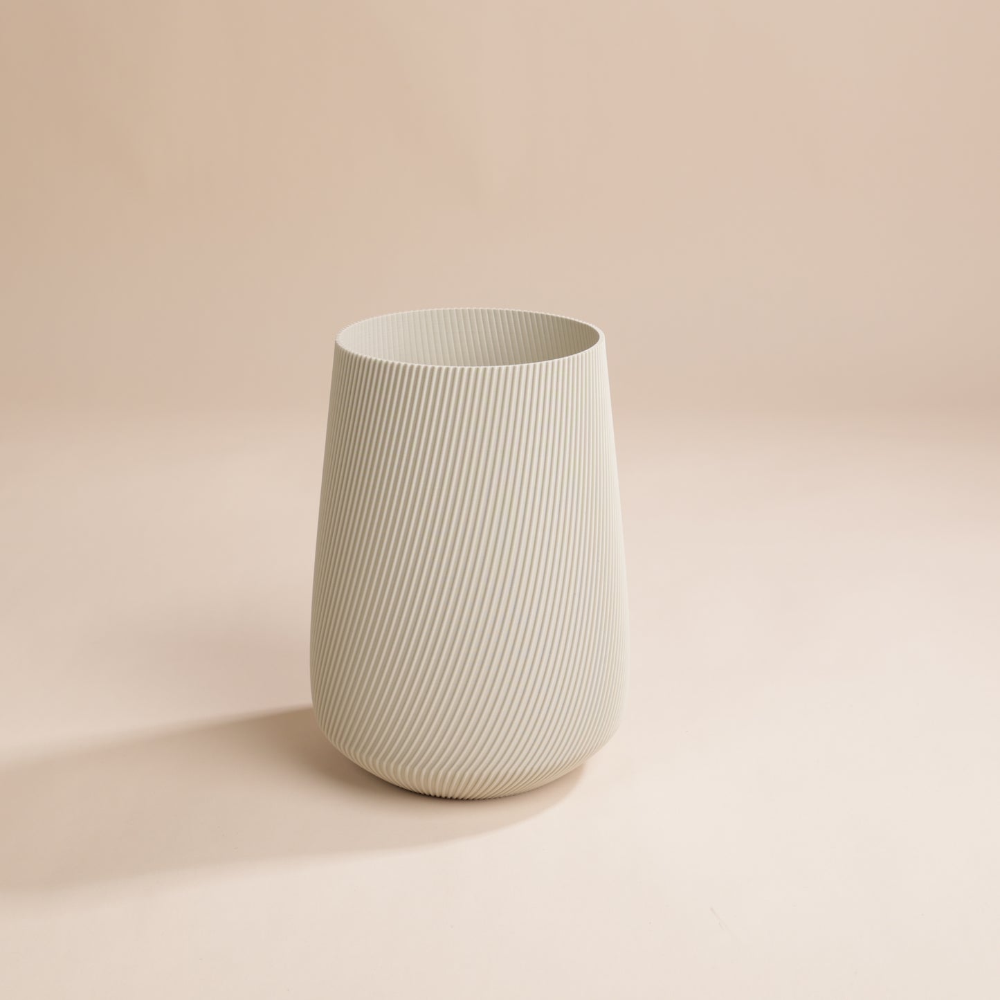 Vase élégant avec rainures verticales – parfait pour bouquets de fleurs