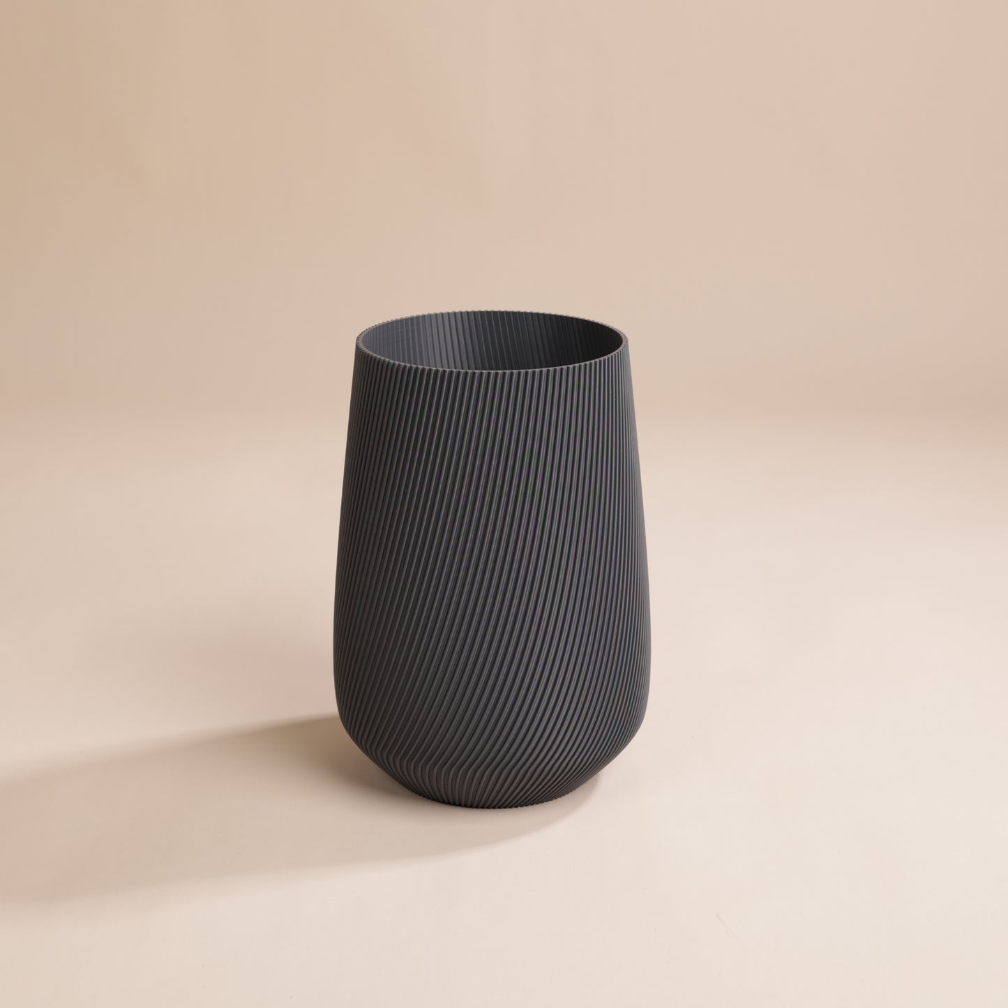 Vase élégant avec rainures verticales – parfait pour bouquets de fleurs