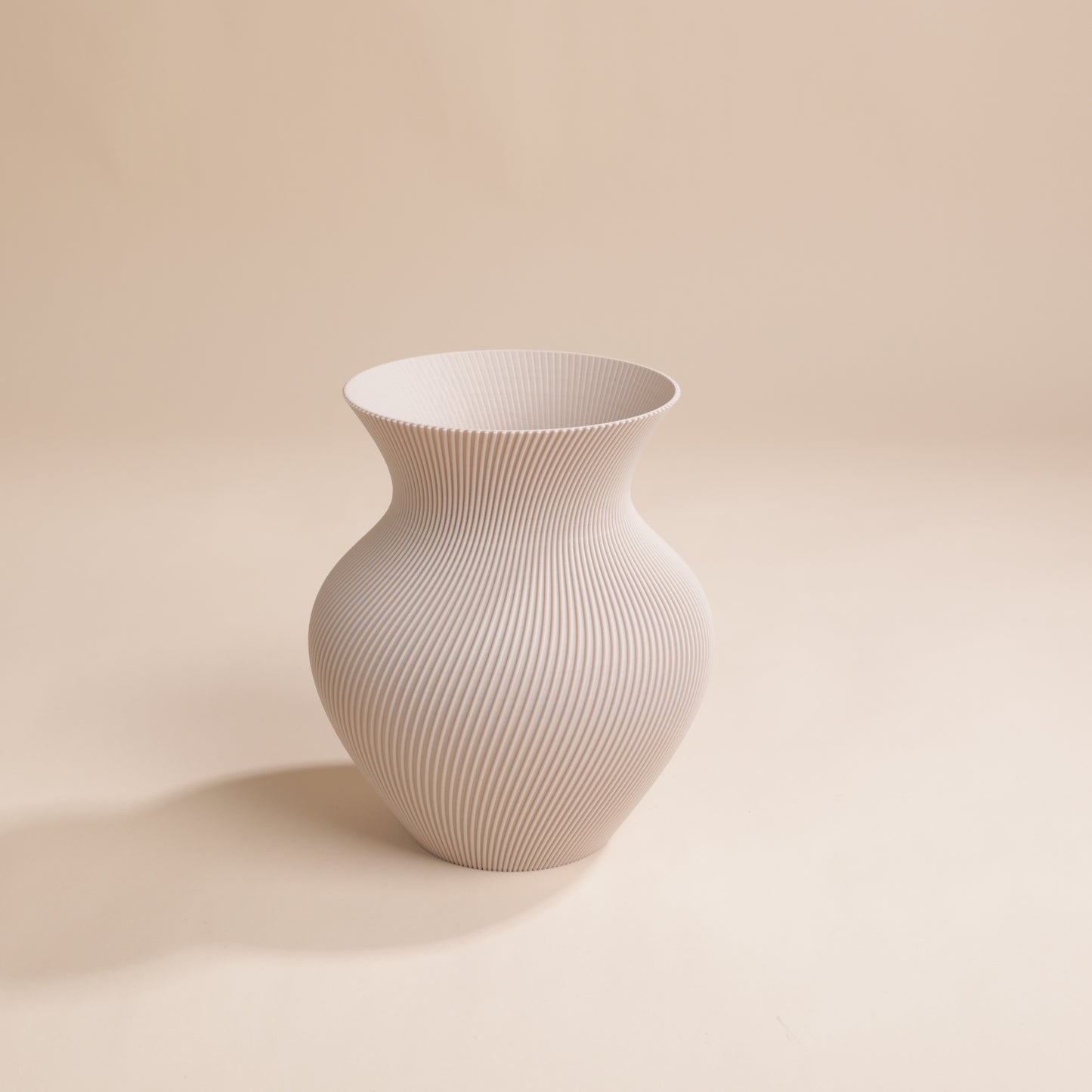 Vase arrondi rainuré en PLA recyclé – idéal pour bouquets modernes