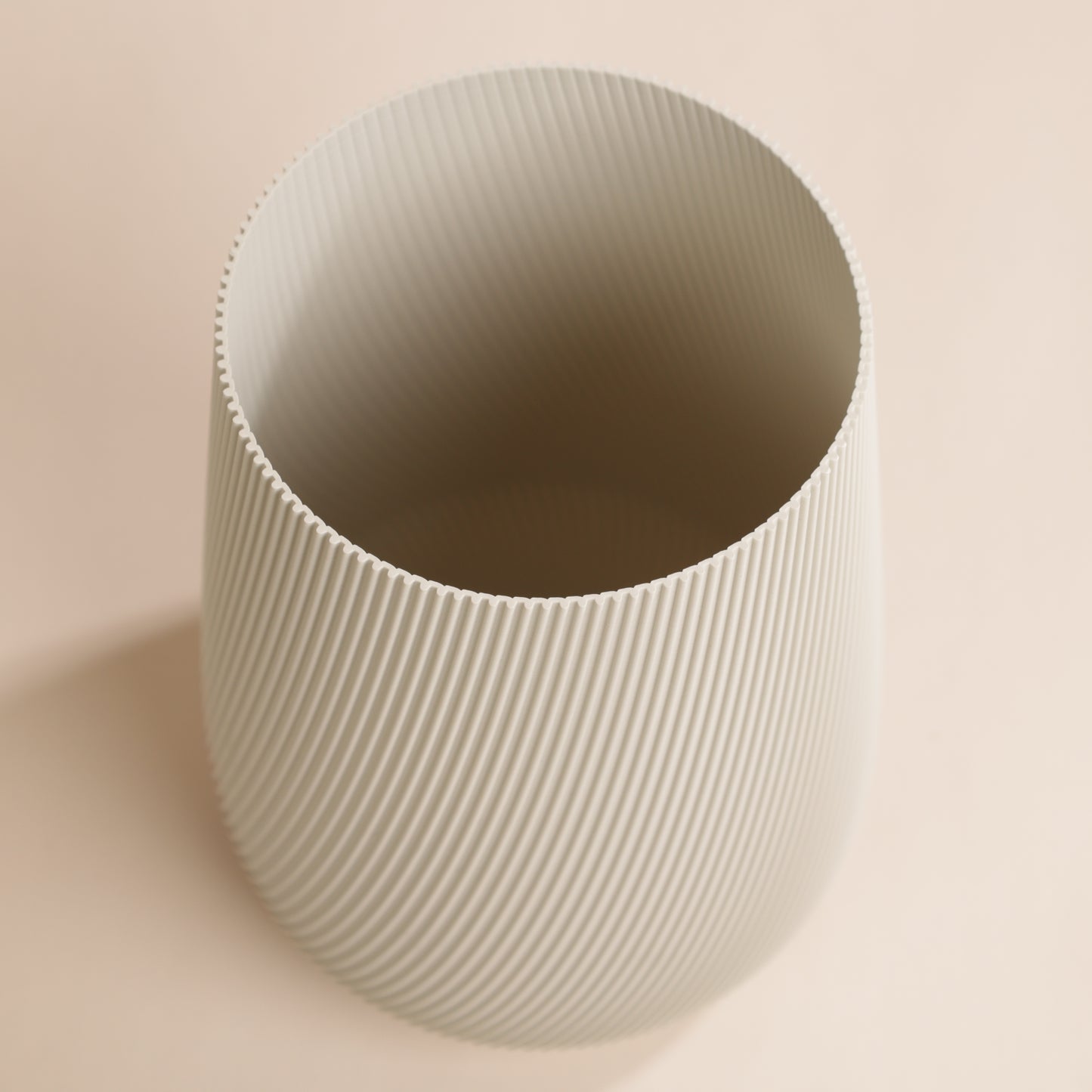 Vase élégant avec rainures verticales – parfait pour bouquets de fleurs