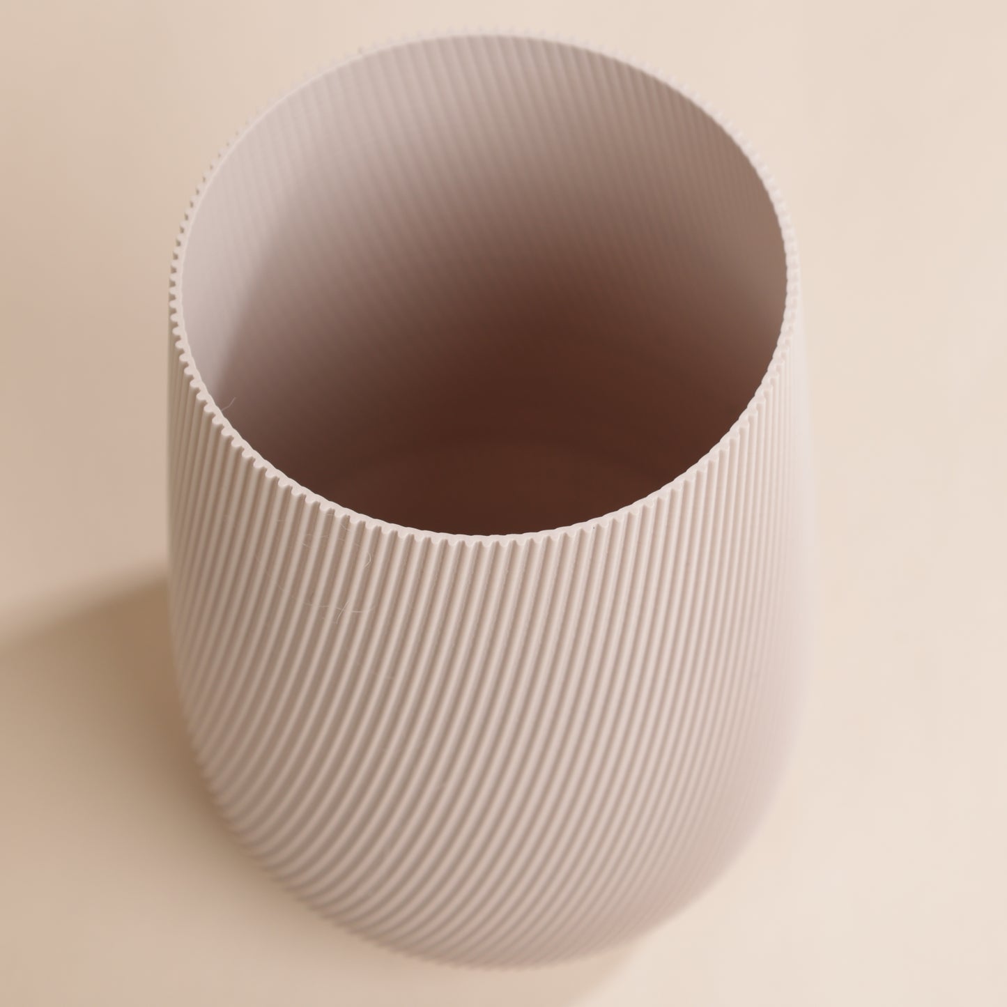 Vase élégant avec rainures verticales – parfait pour bouquets de fleurs