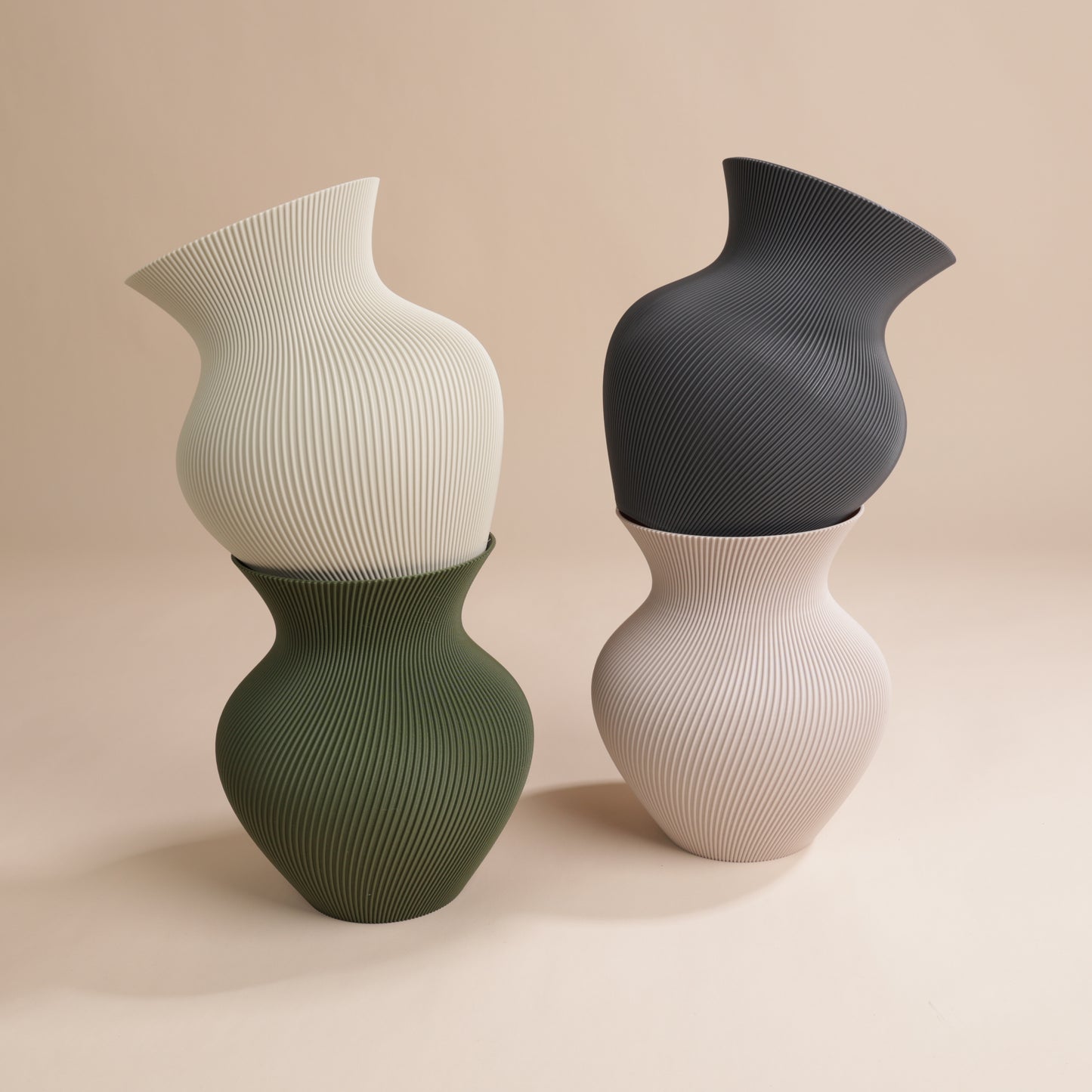 Vase arrondi rainuré en PLA recyclé – idéal pour bouquets modernes