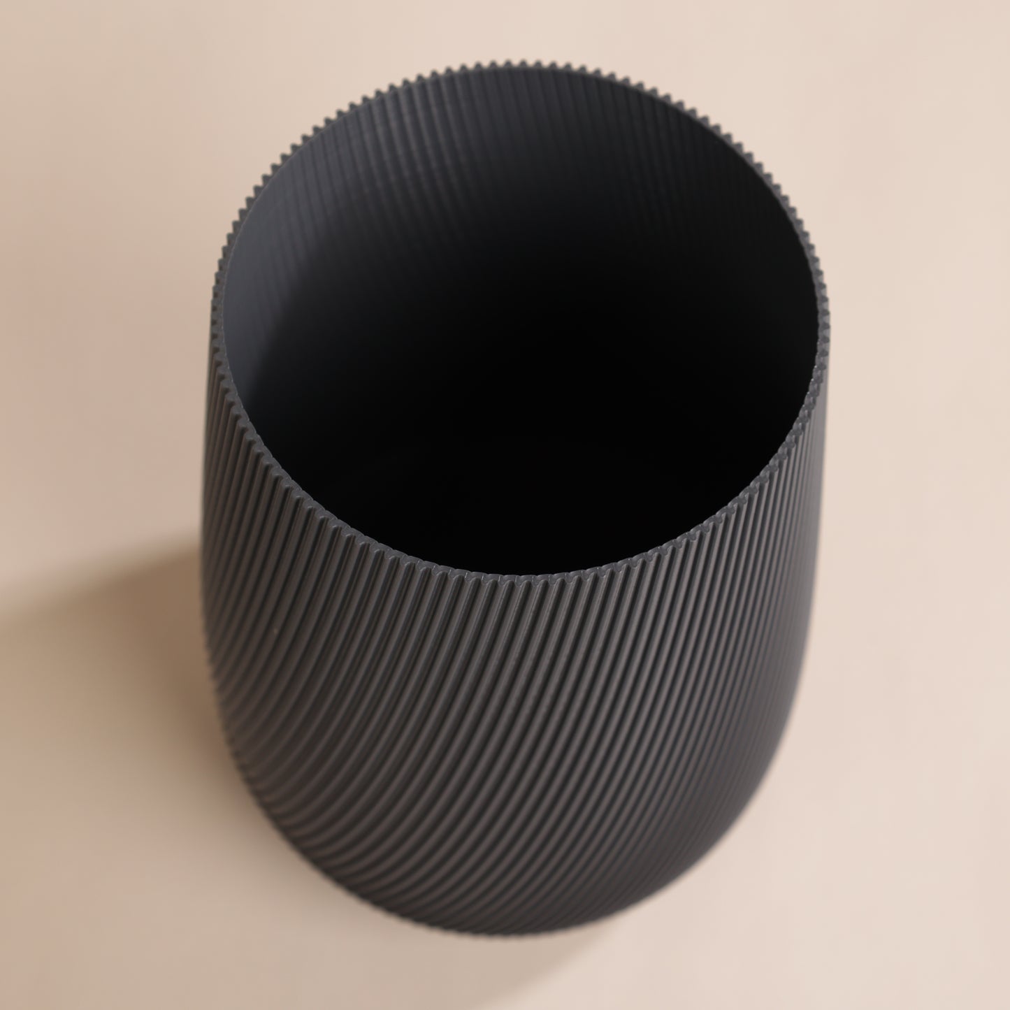 Vase élégant avec rainures verticales – parfait pour bouquets de fleurs
