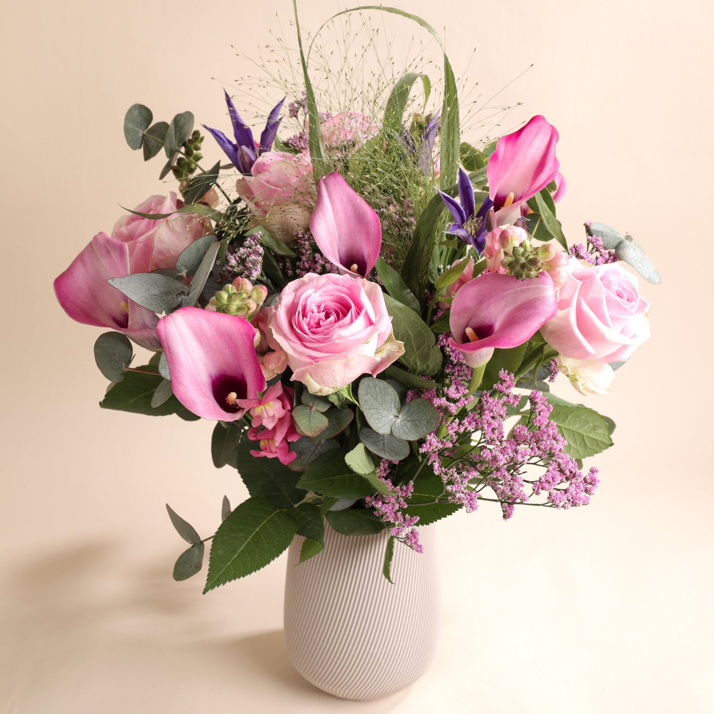 Vase élégant avec rainures verticales – parfait pour bouquets de fleurs