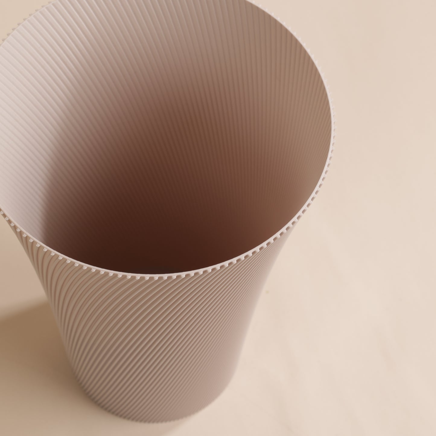 Vase design Lumi en PLA biosourcé coloris beige, fabrication suisse durable et recyclable