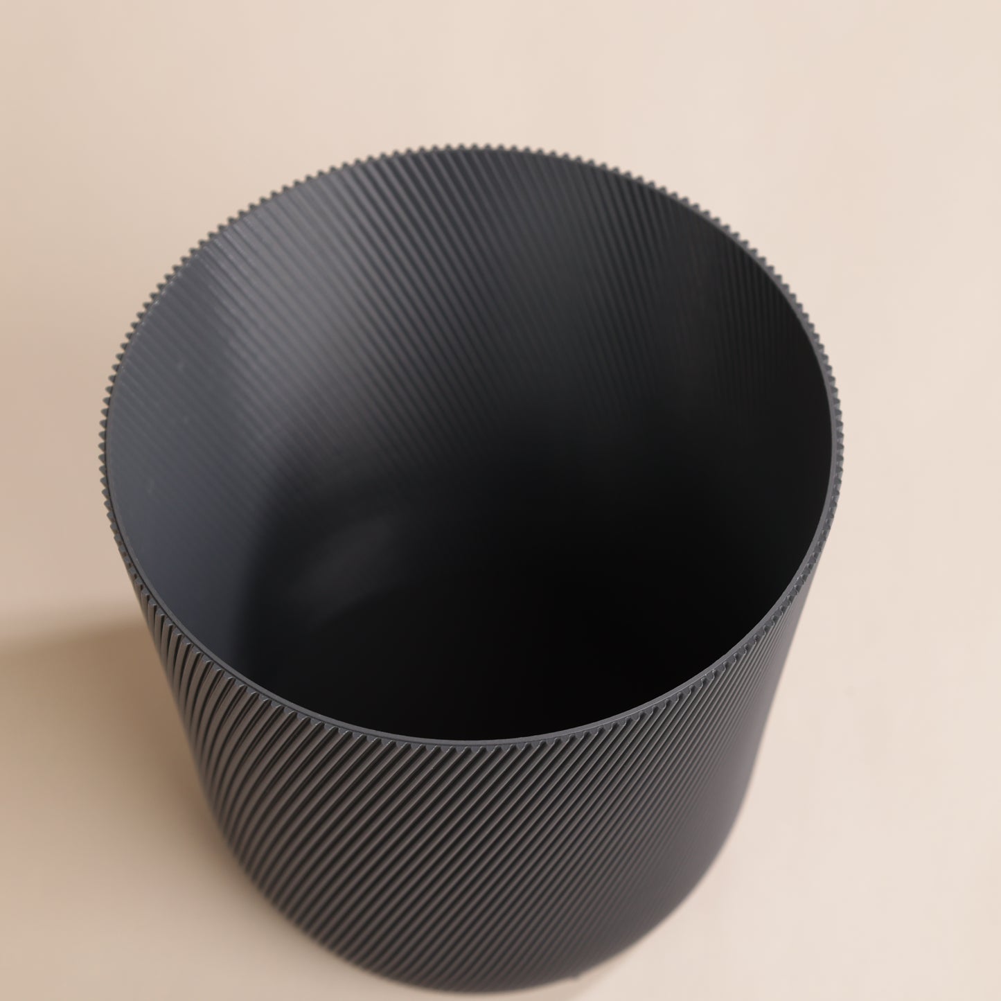 Cache-pot Svala en bioplastique recyclé – design texturé moderne et écoresponsable