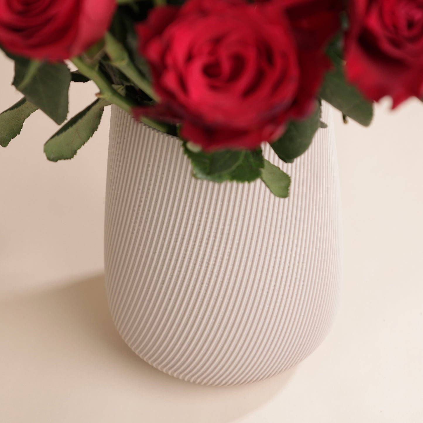 Vase élégant avec rainures verticales – parfait pour bouquets de fleurs