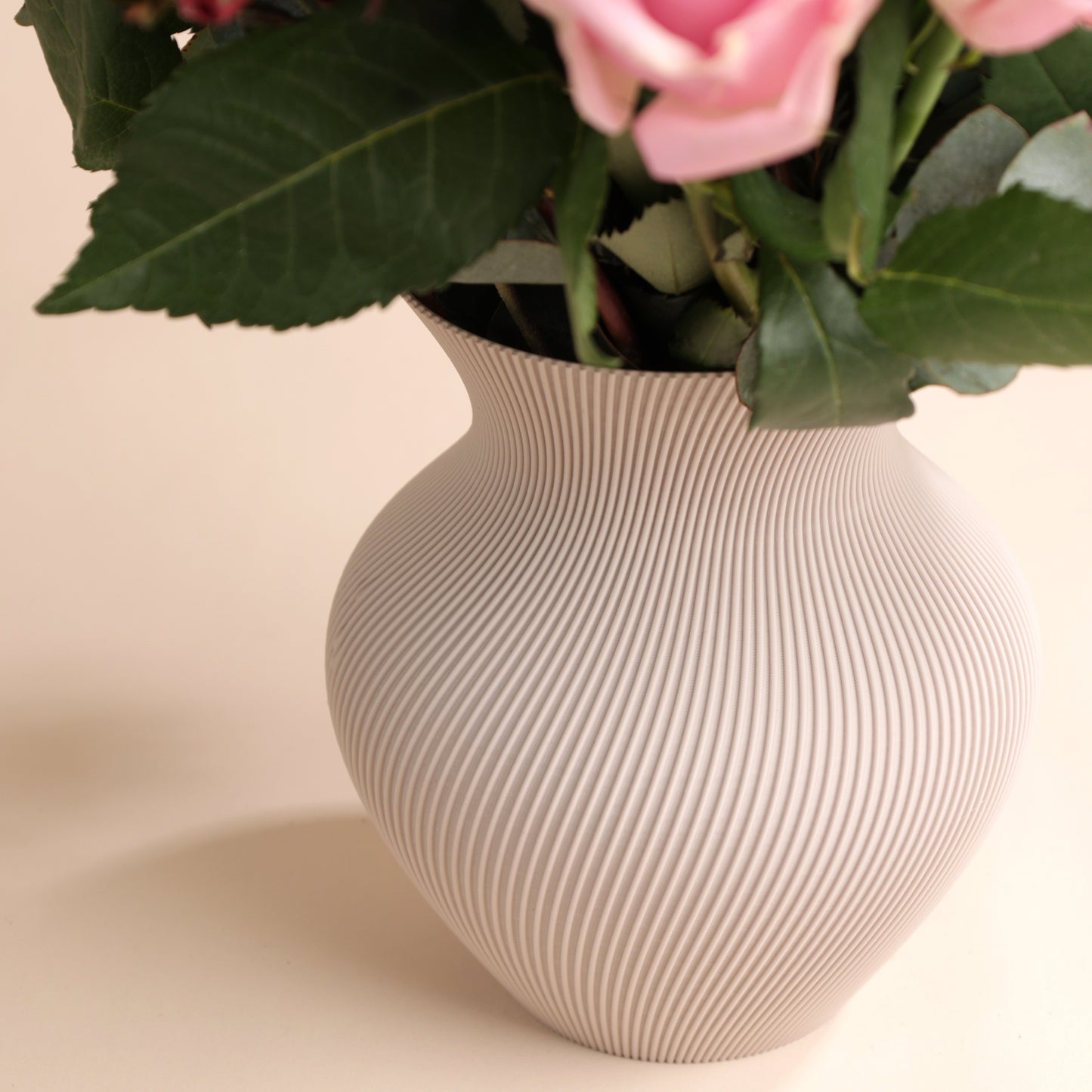 Vase arrondi rainuré en PLA recyclé – idéal pour bouquets modernes