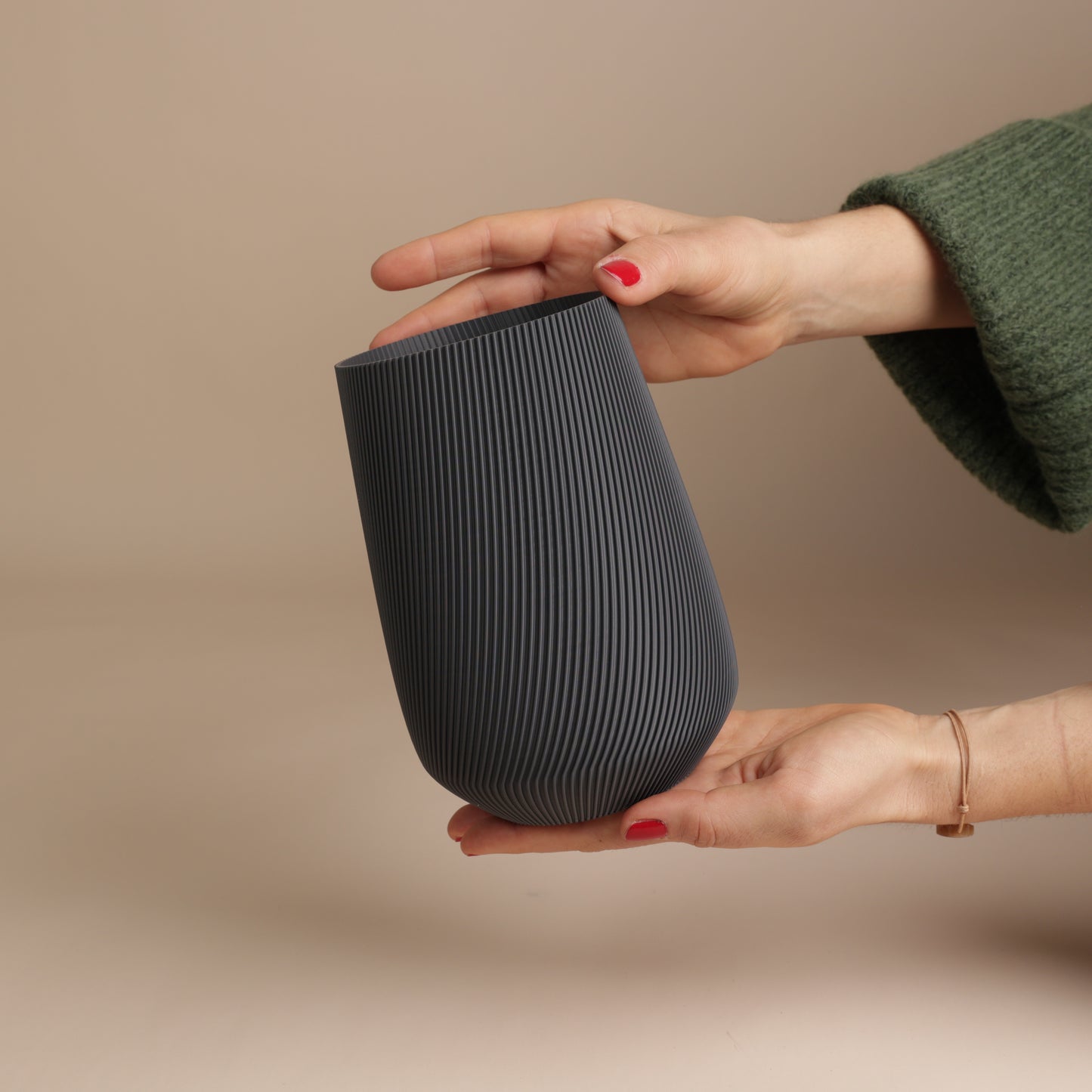 Vase élégant avec rainures verticales – parfait pour bouquets de fleurs