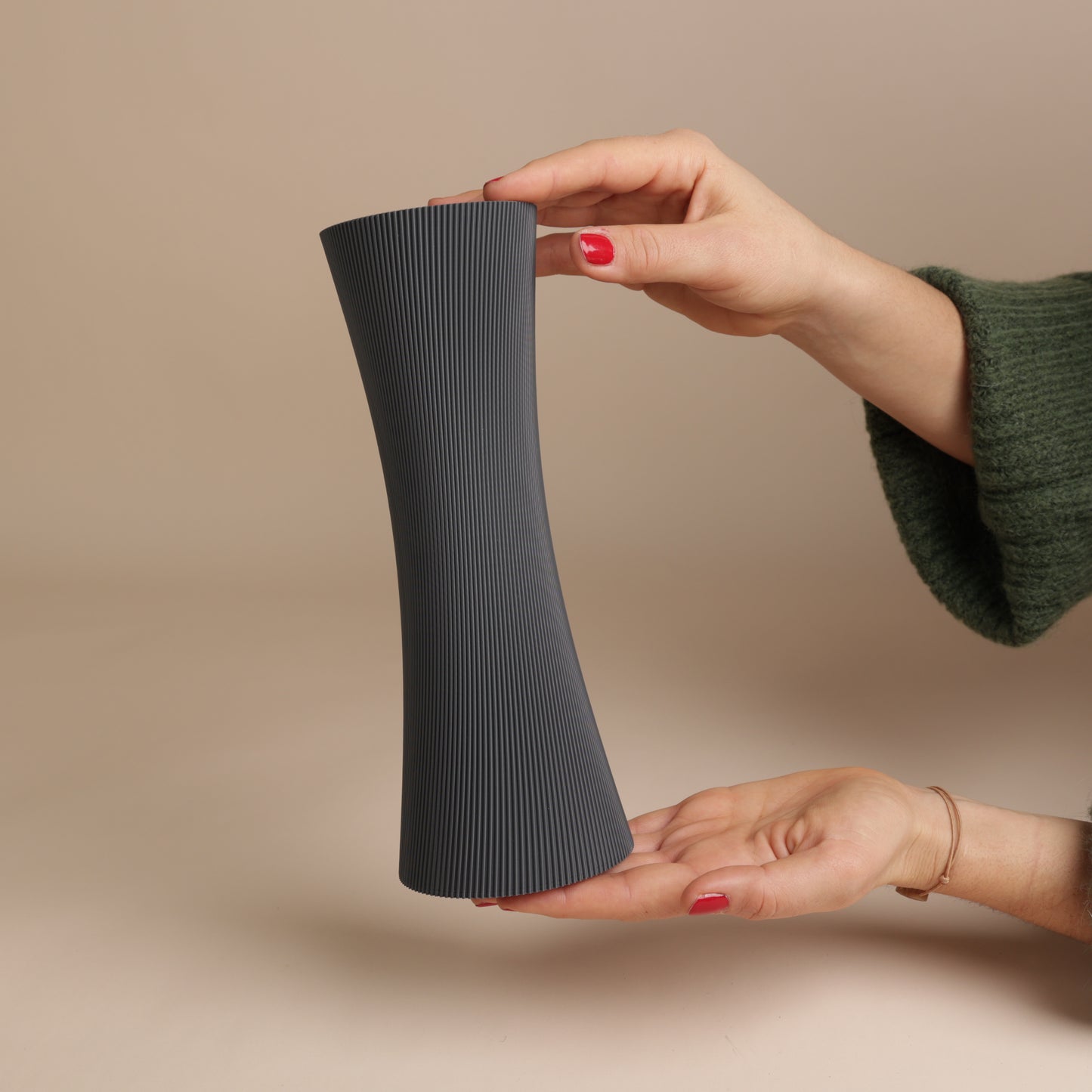 Vase haut au design sophistiqué et durable – fabriqué en Suisse en bioplastique