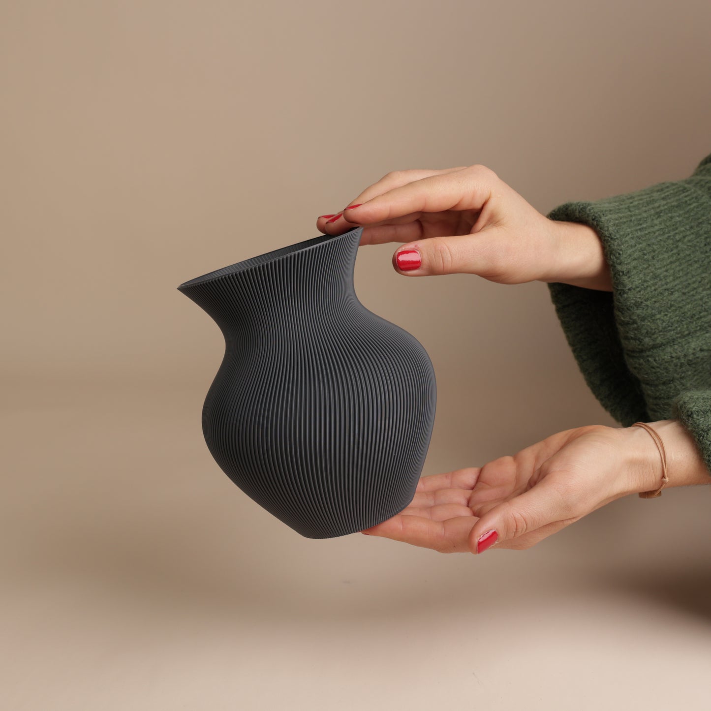 Vase arrondi rainuré en PLA recyclé – idéal pour bouquets modernes