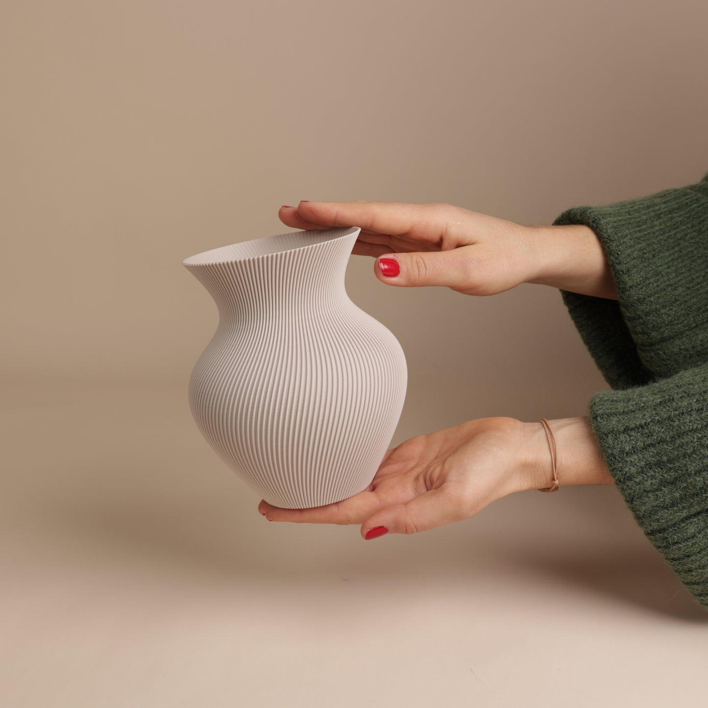 Vase arrondi rainuré en PLA recyclé – idéal pour bouquets modernes