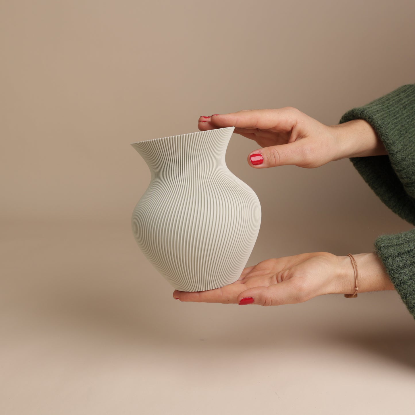 Vase arrondi rainuré en PLA recyclé – idéal pour bouquets modernes