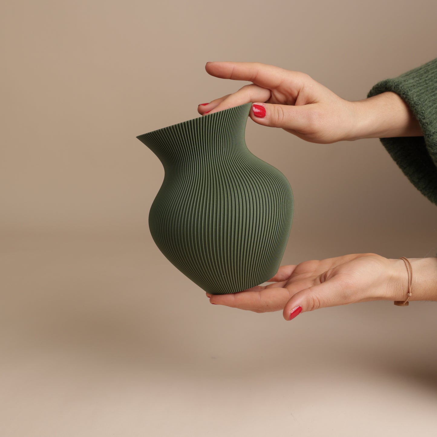 Vase arrondi rainuré en PLA recyclé – idéal pour bouquets modernes