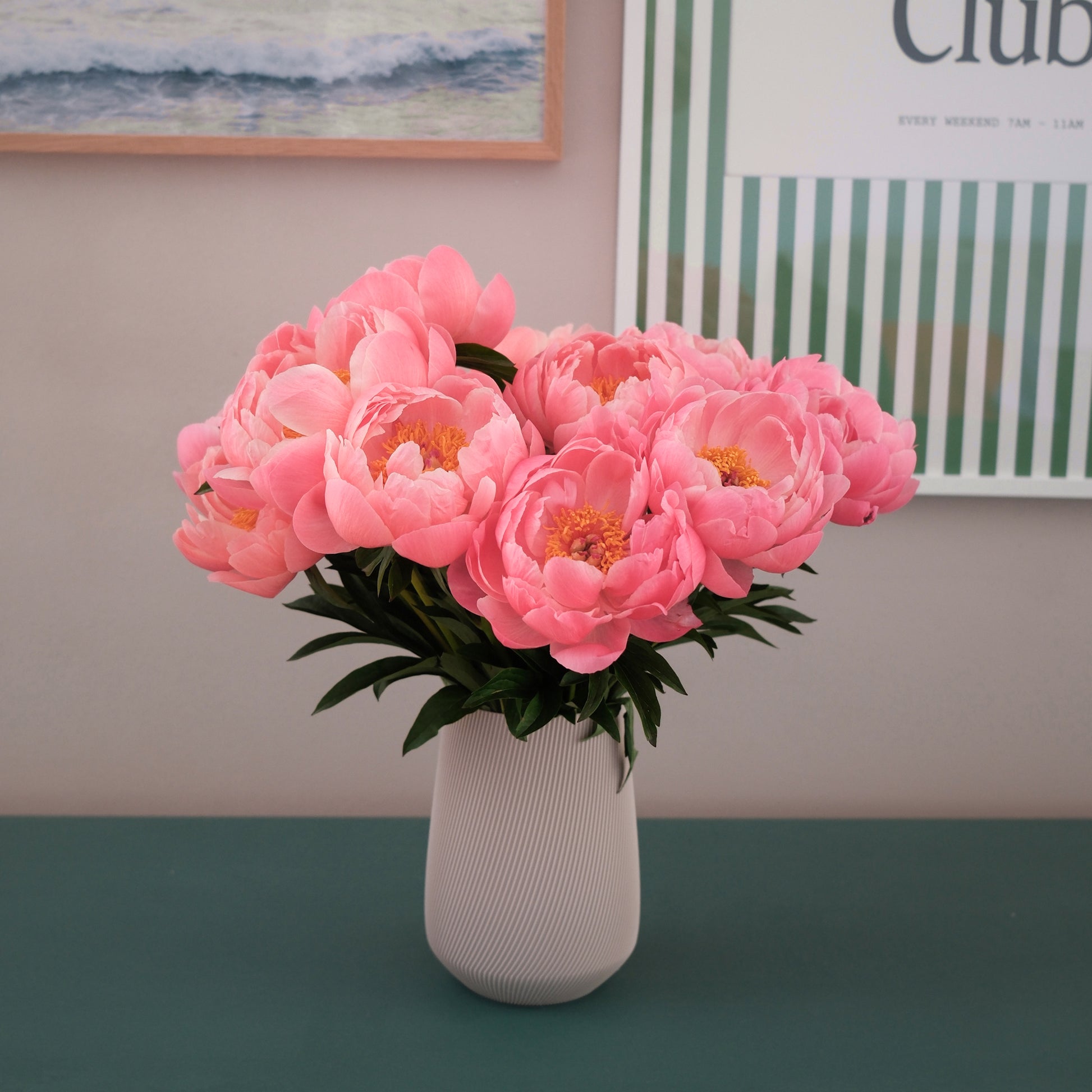 Bouquet de pivoines fraîches avec vase Fjord beige
