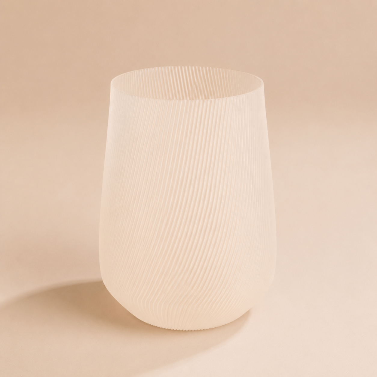 Vase Fjord Glow Coconut en bioplastique PLA blanc translucide avec rainures délicates, posé sur fond beige avec une noix de coco.