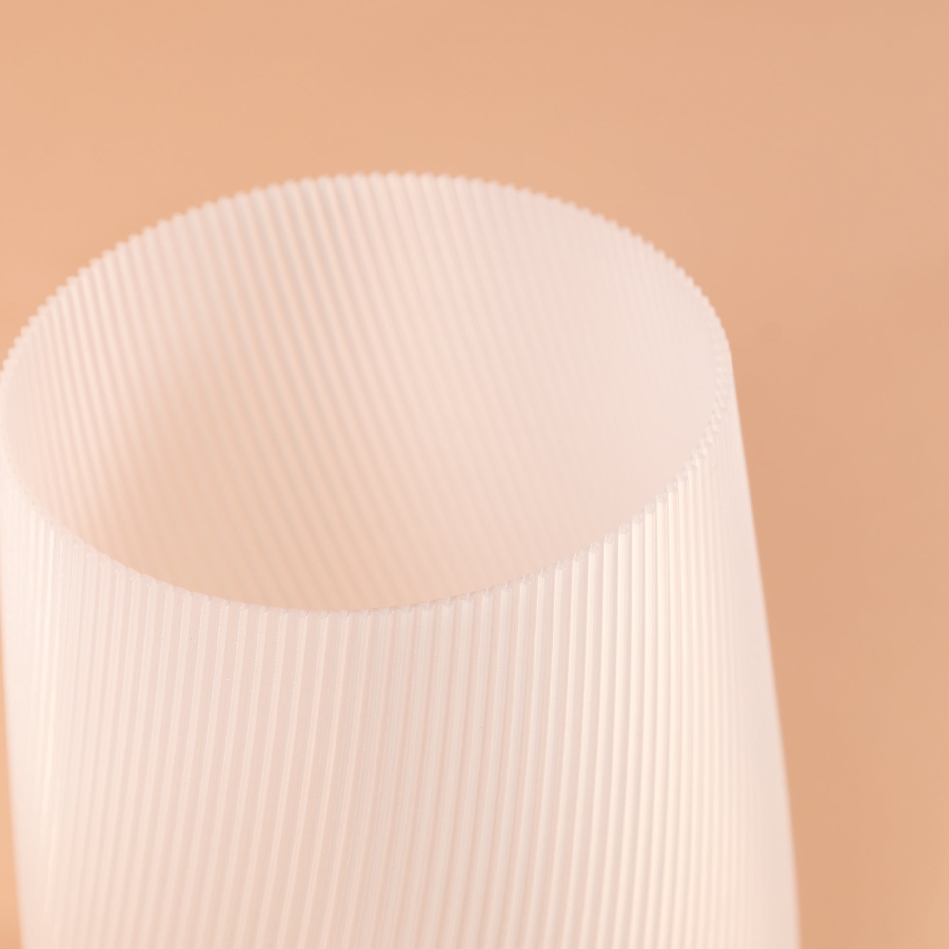 Vase Fjord Glow Coconut en bioplastique PLA blanc translucide 