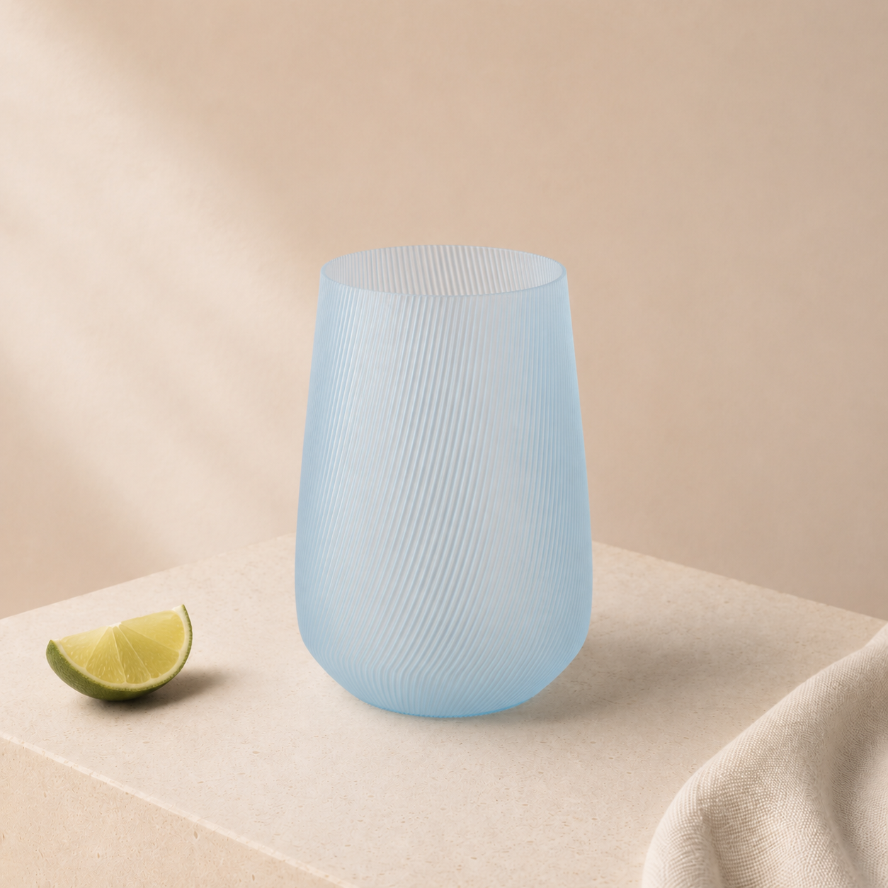 Vase Fjord Glow Lagoon en bioplastique PLA bleu translucide avec texture rainurée
