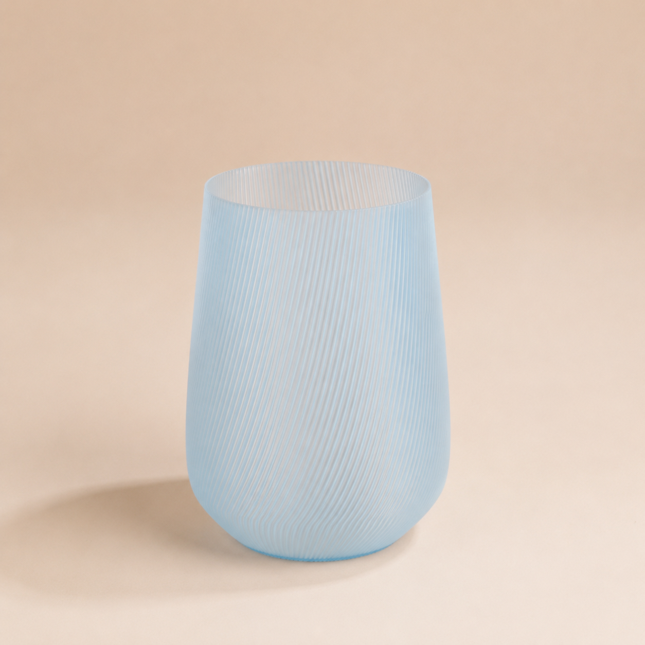 Vase Fjord Glow Lagoon en bioplastique PLA bleu translucide avec texture rainurée
