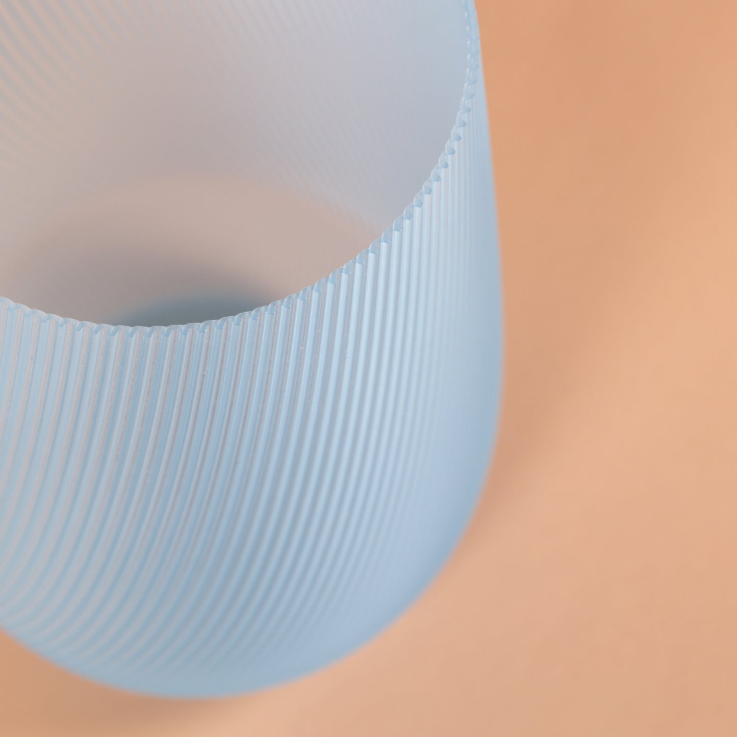 Vase Fjord Glow Lagoon en bioplastique PLA bleu translucide avec texture rainurée