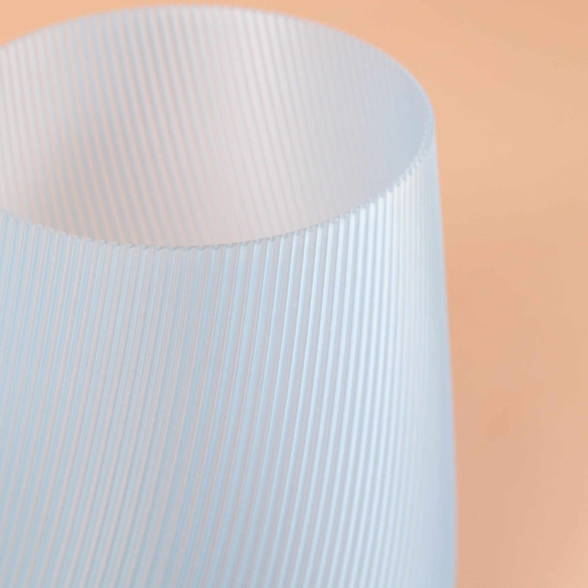 Vase Fjord Glow Lagoon en bioplastique PLA bleu translucide avec texture rainurée