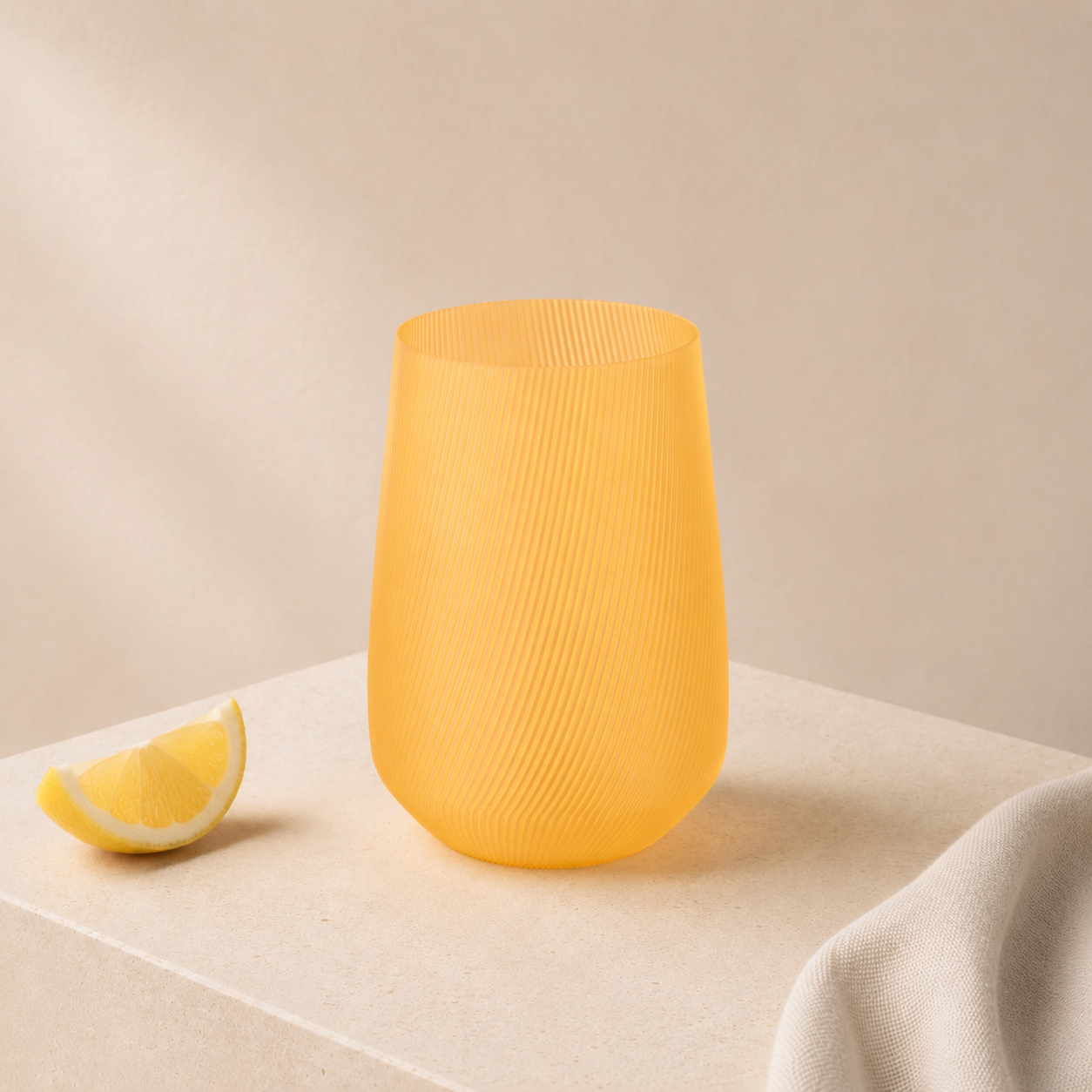 Vase Fjord Glow Lemonade en bioplastique PLA jaune translucide avec rainures fines