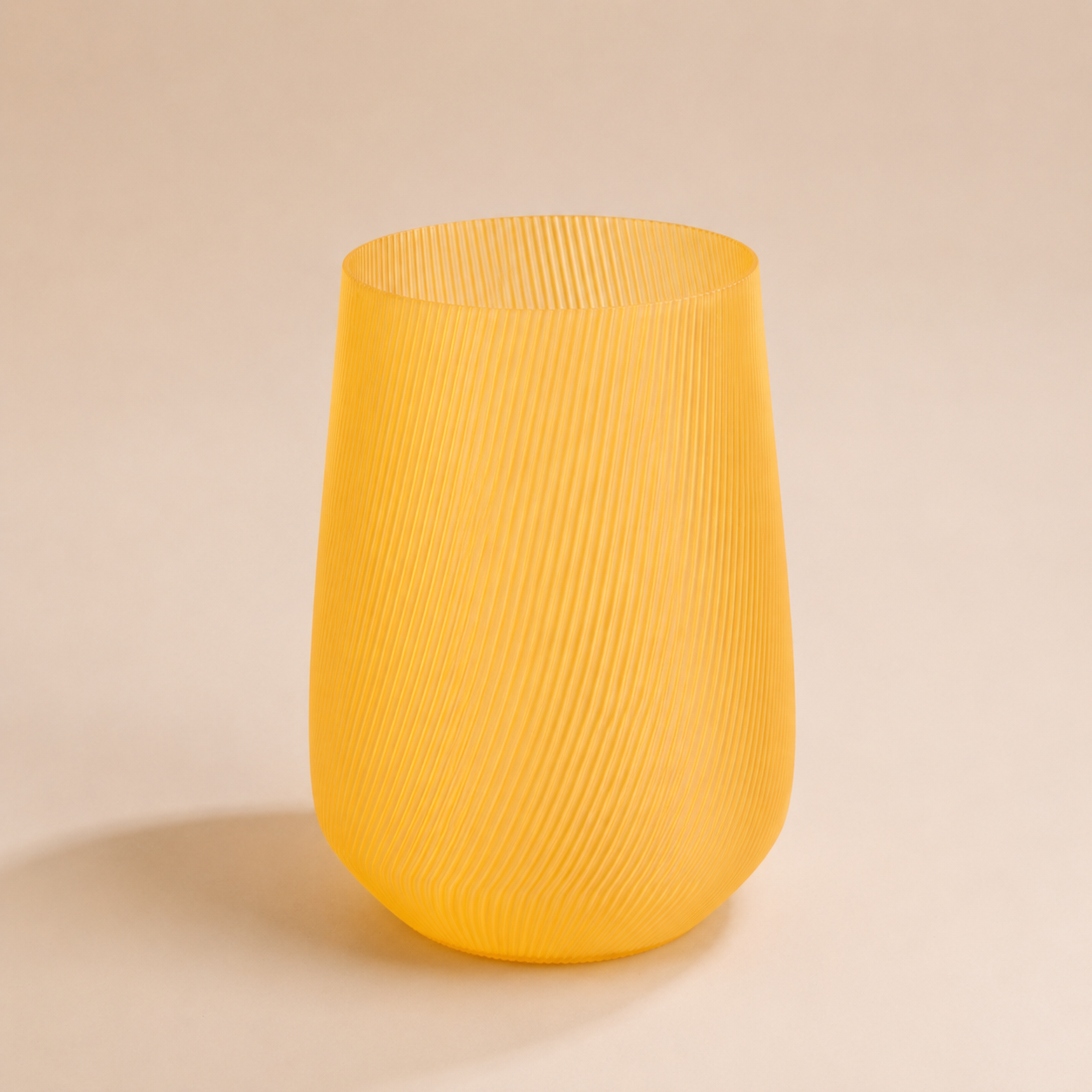 Vase Fjord Glow Lemonade en bioplastique PLA jaune translucide avec rainures fines