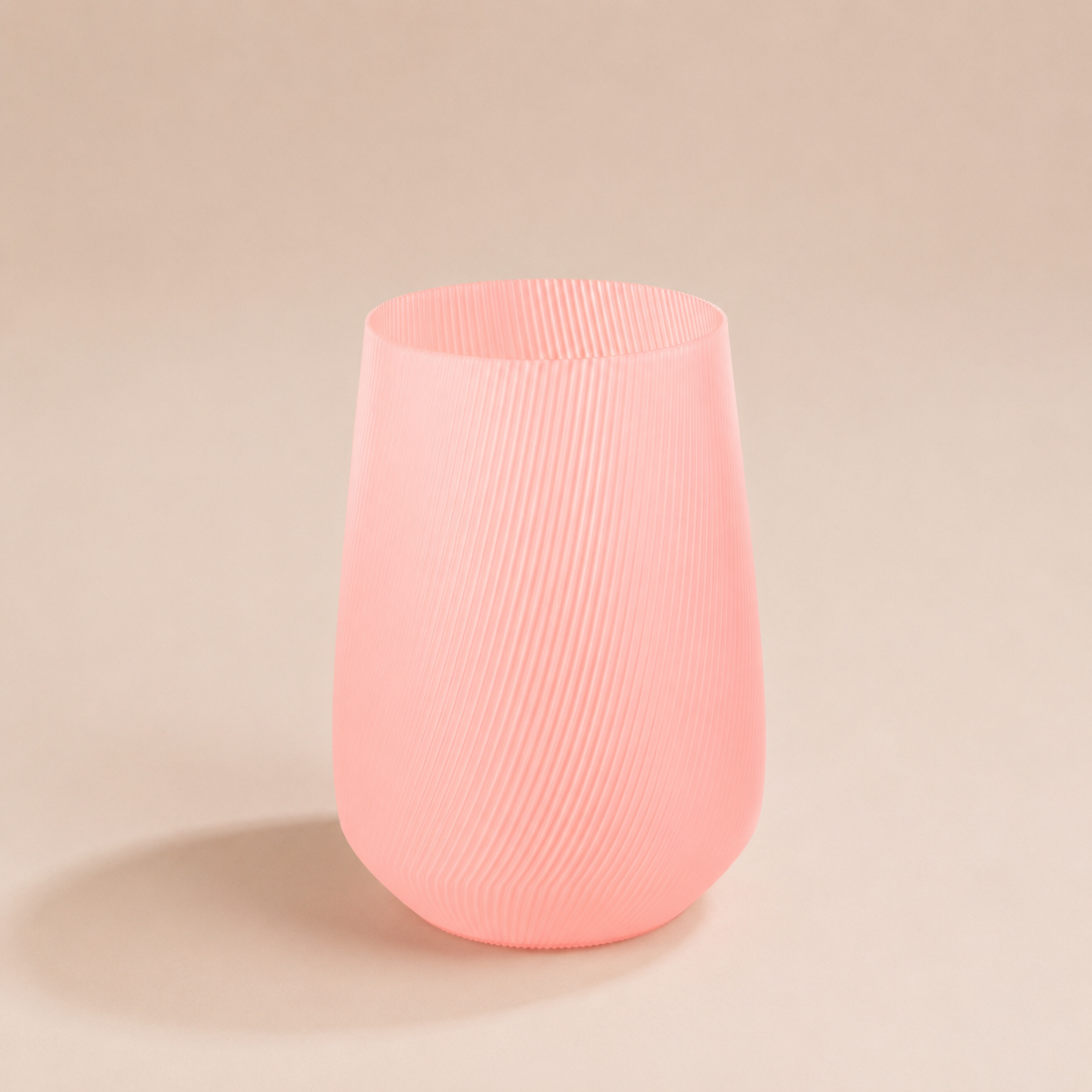Vase Fjord Glow Sorbet en bioplastique PLA rose translucide avec texture rainurée
