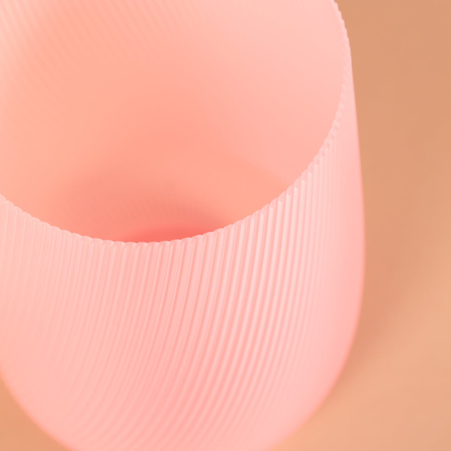 Vase Fjord Glow Sorbet en bioplastique PLA rose translucide avec texture rainurée