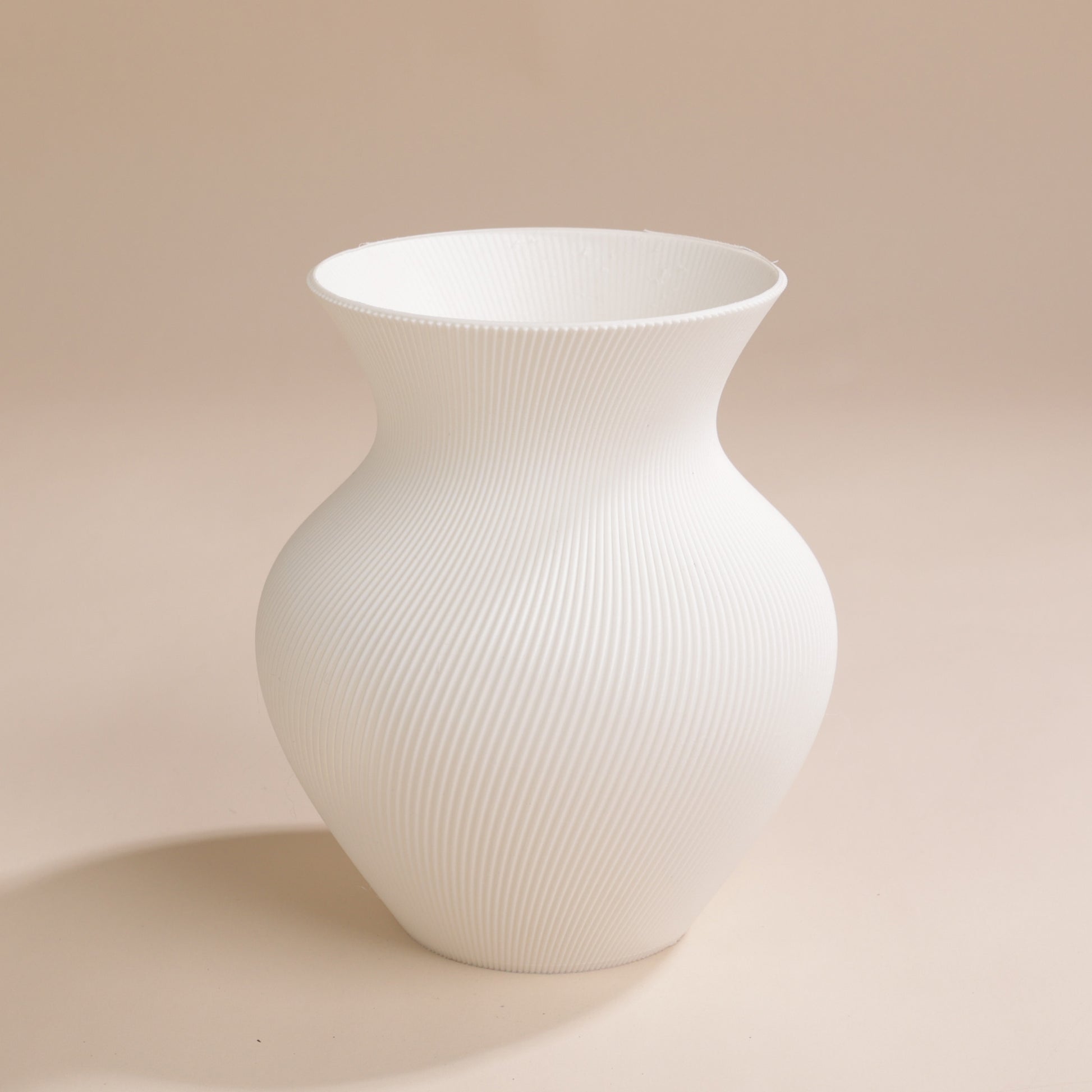 Vase arrondi rainuré en PLA recyclé – idéal pour bouquets modernes