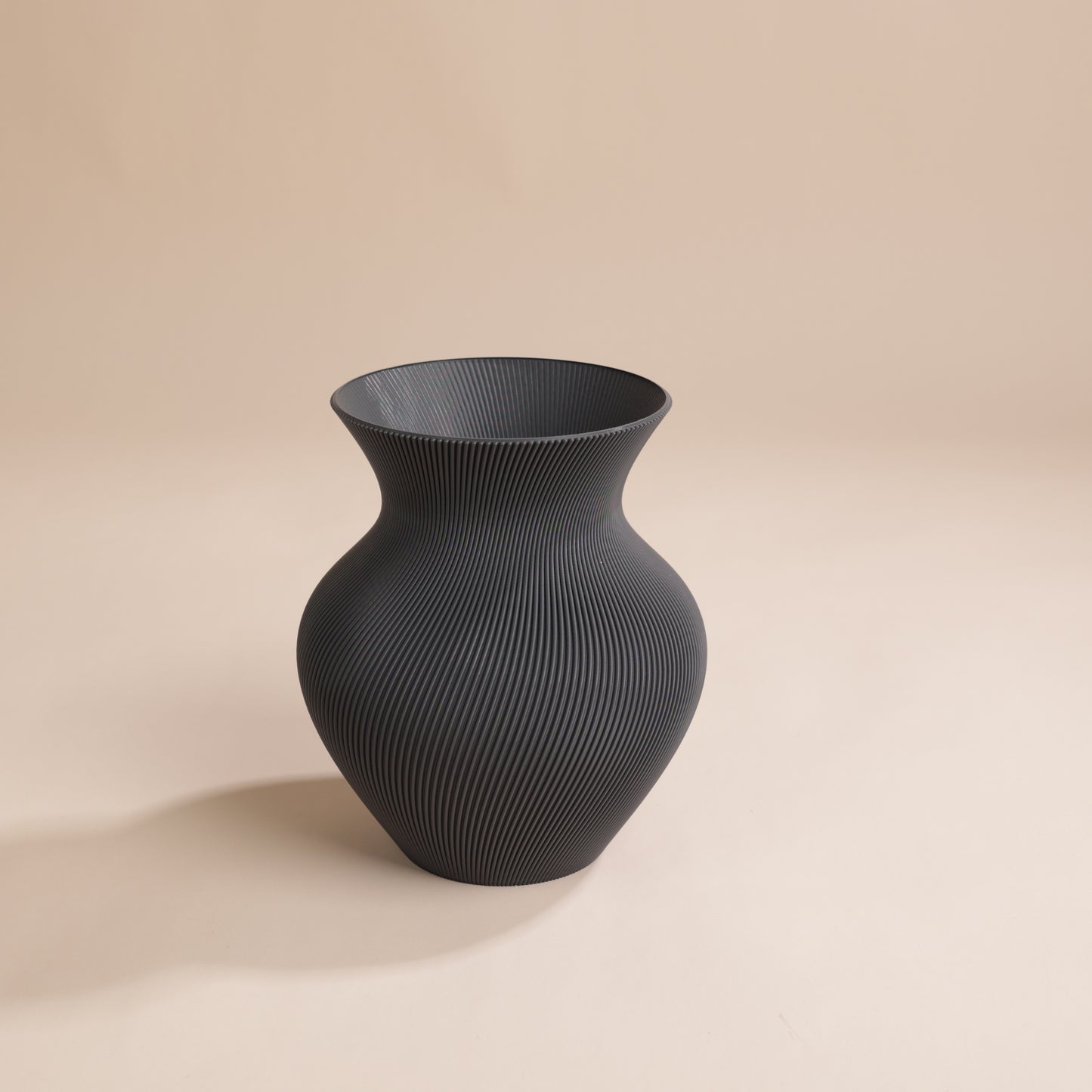 Vase arrondi rainuré en PLA recyclé – idéal pour bouquets modernes