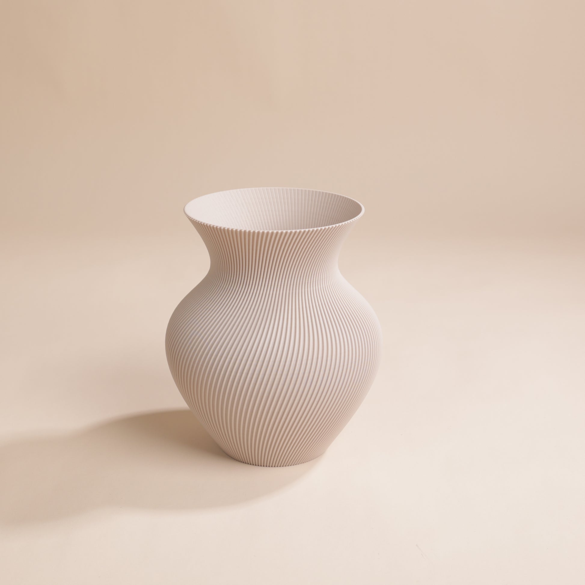 Vase arrondi rainuré en PLA recyclé – idéal pour bouquets modernes