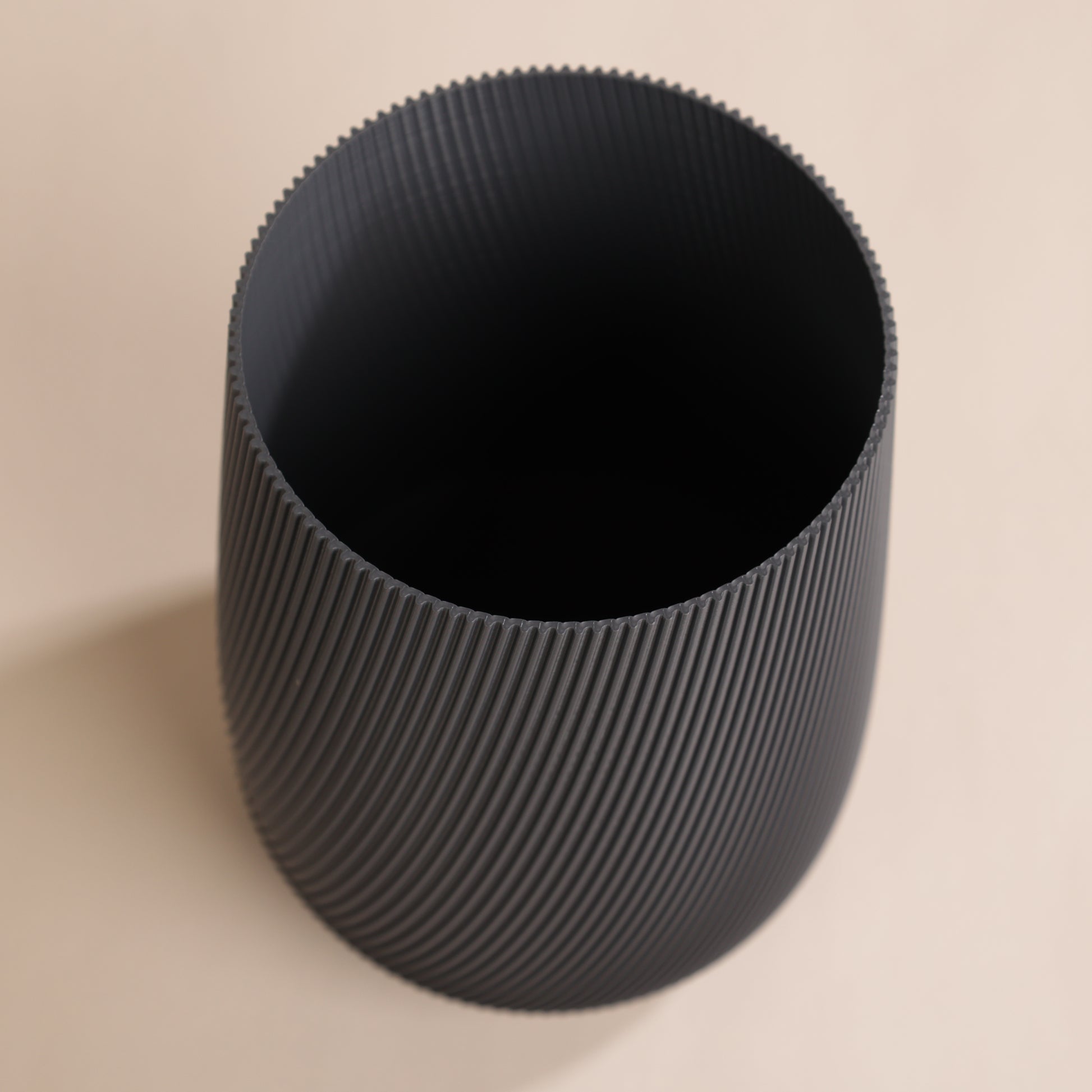Vase élégant avec rainures verticales – parfait pour bouquets de fleurs