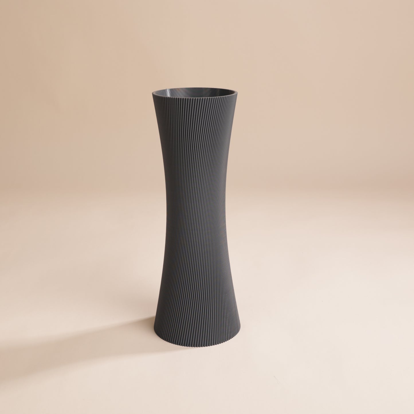 Vase haut au design sophistiqué et durable – fabriqué en Suisse en bioplastique