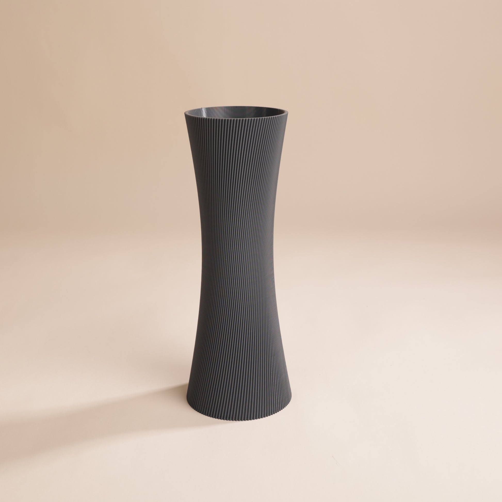 Vase haut au design sophistiqué et durable – fabriqué en Suisse en bioplastique