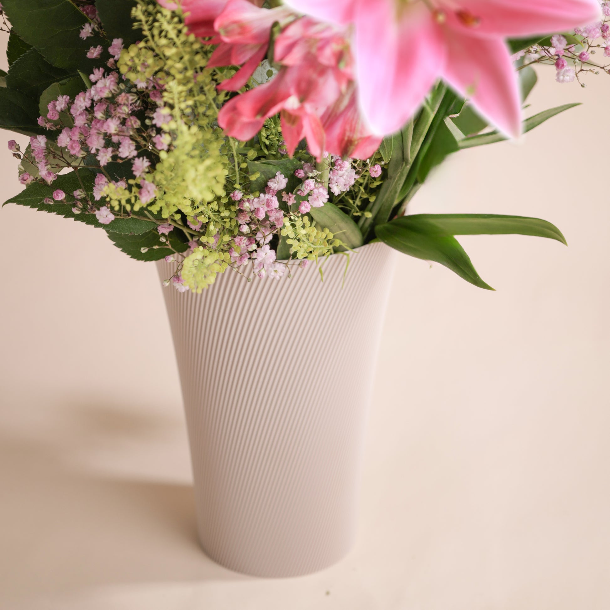 Vase design Lumi en PLA biosourcé coloris beige, fabrication suisse durable et recyclable