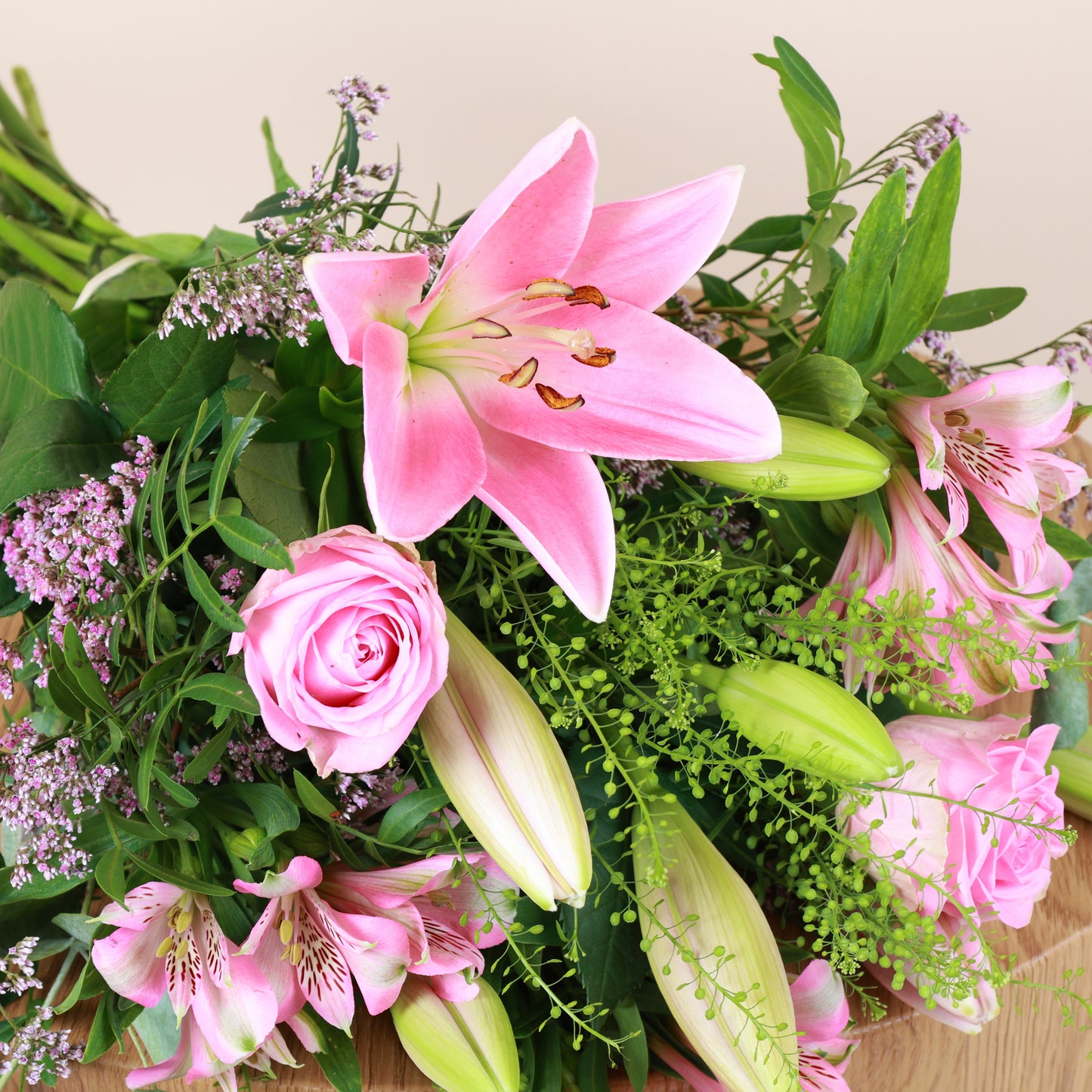 Bouquet Joli Bonheur avec lys roses et vase Harma en PLA suisse