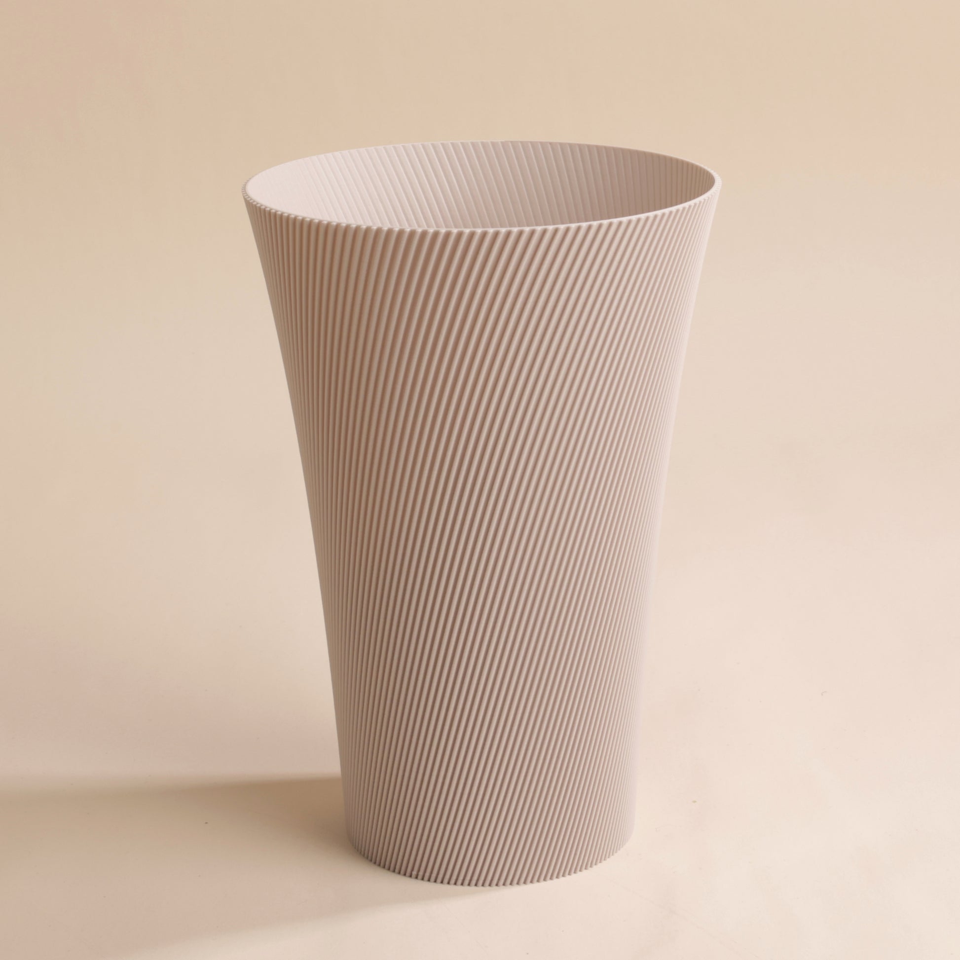 Vase design Lumi en PLA biosourcé coloris beige, fabrication suisse durable et recyclable