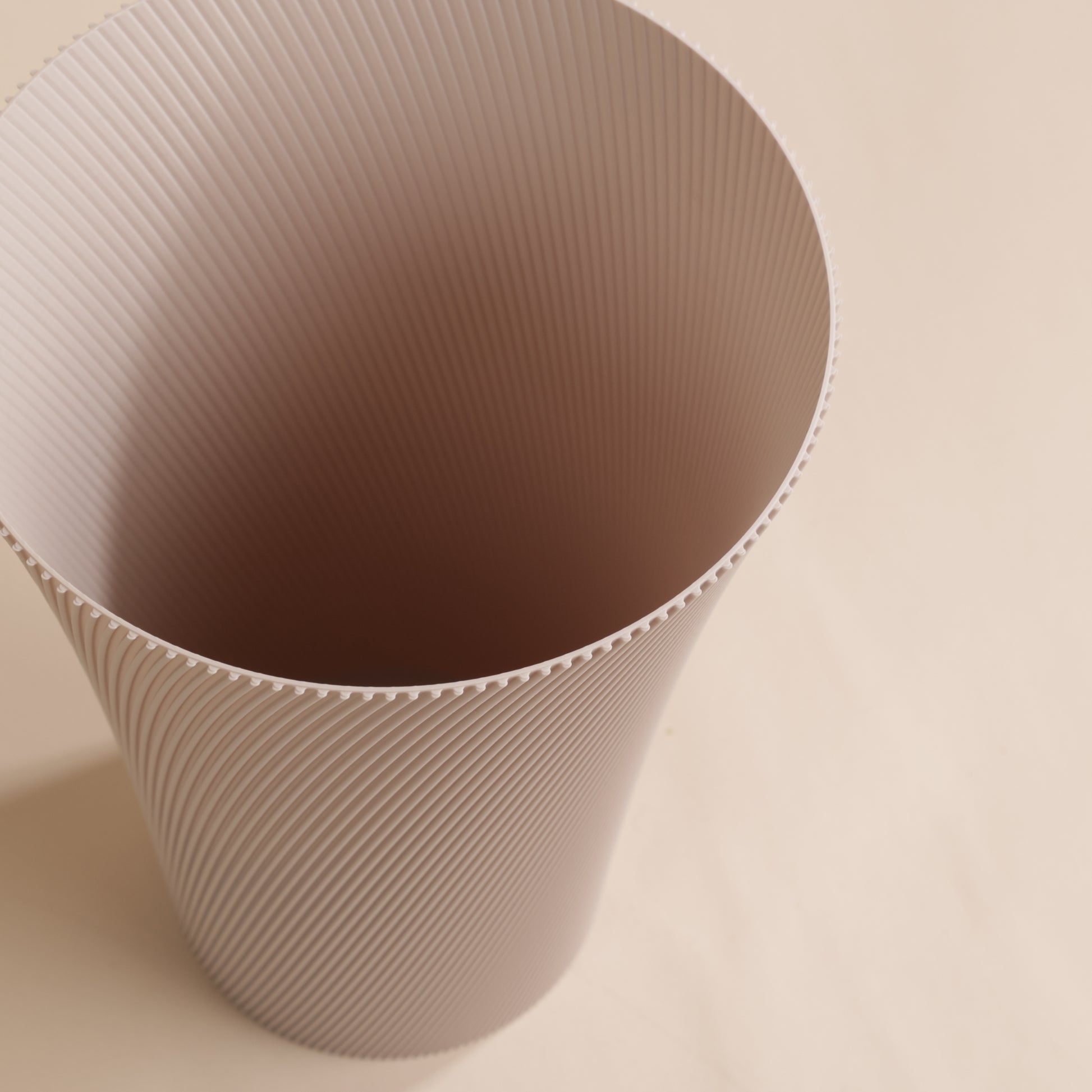 Vase design Lumi en PLA biosourcé coloris beige, fabrication suisse durable et recyclable