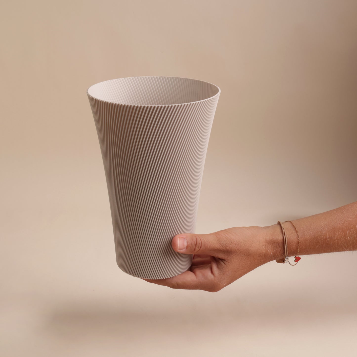 Vase design Lumi en PLA biosourcé coloris beige, fabrication suisse durable et recyclable