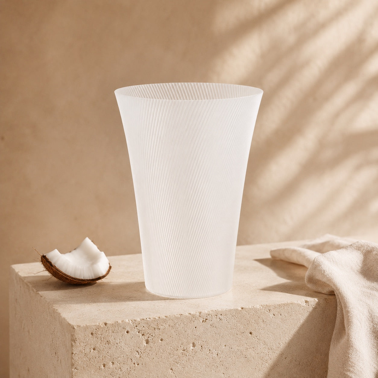 Vase Lumi Glow translucide en bioplastique PLA.