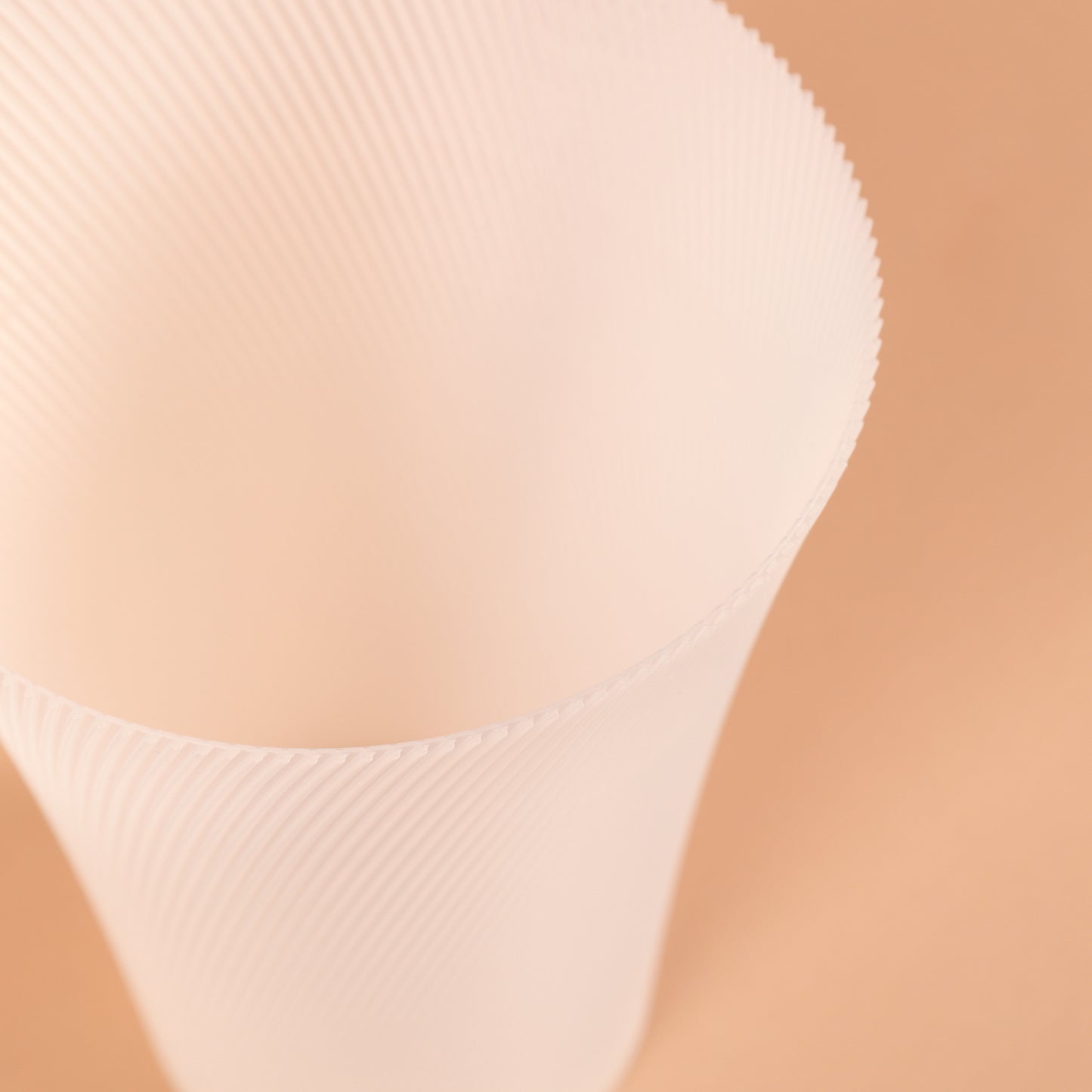 Vase Lumi Glow translucide en bioplastique PLA.