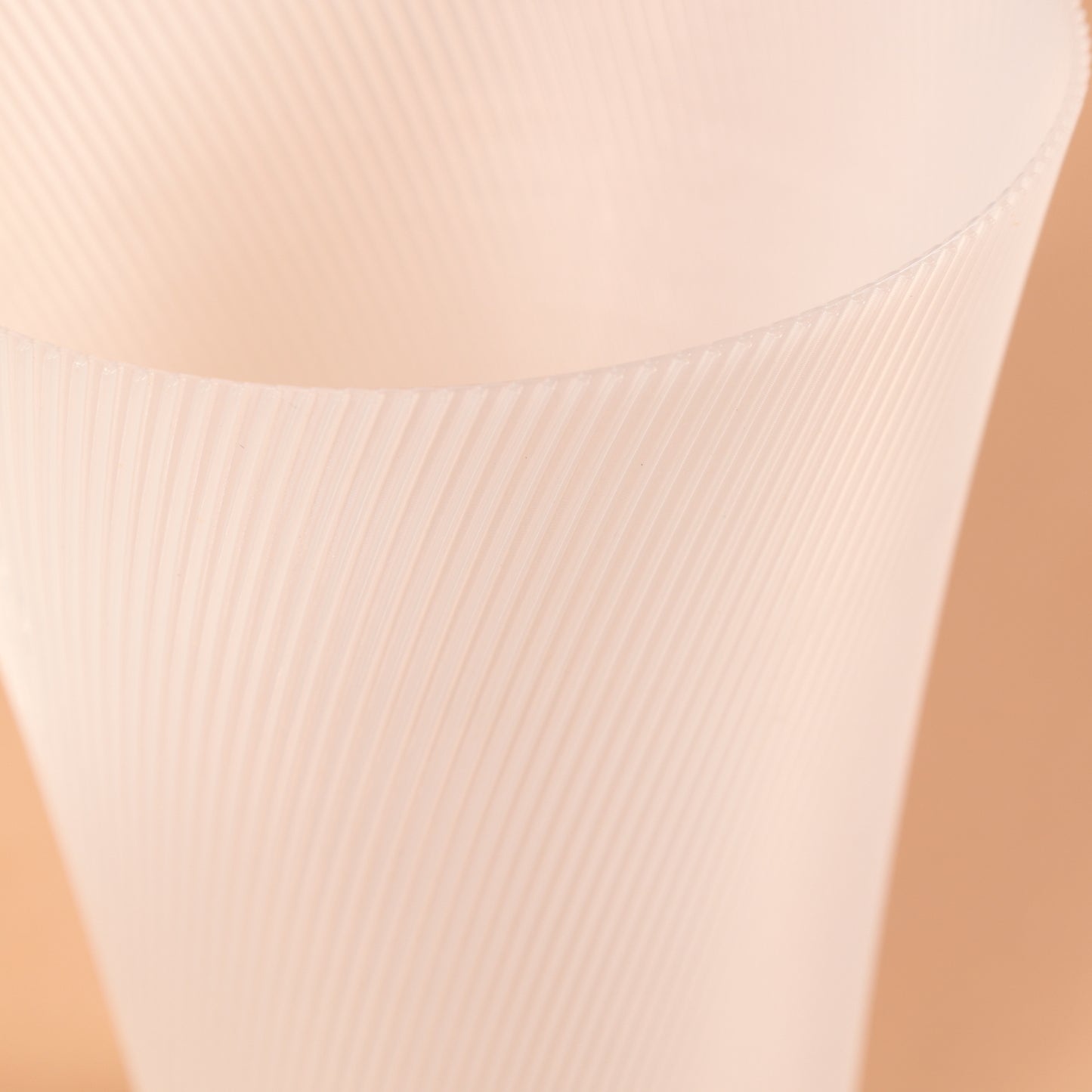 Vase Lumi Glow translucide en bioplastique PLA.