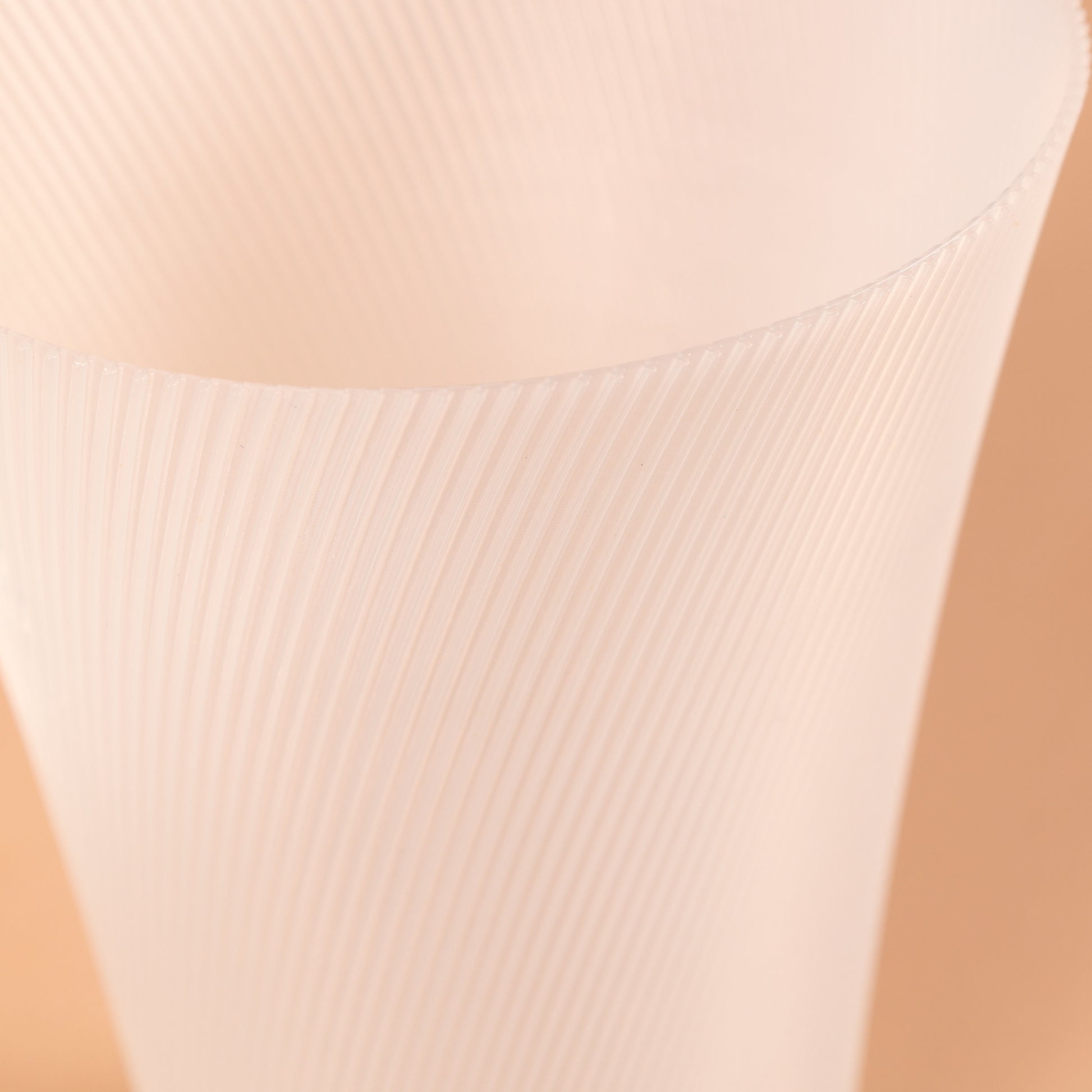 Vase Lumi Glow translucide en bioplastique PLA.